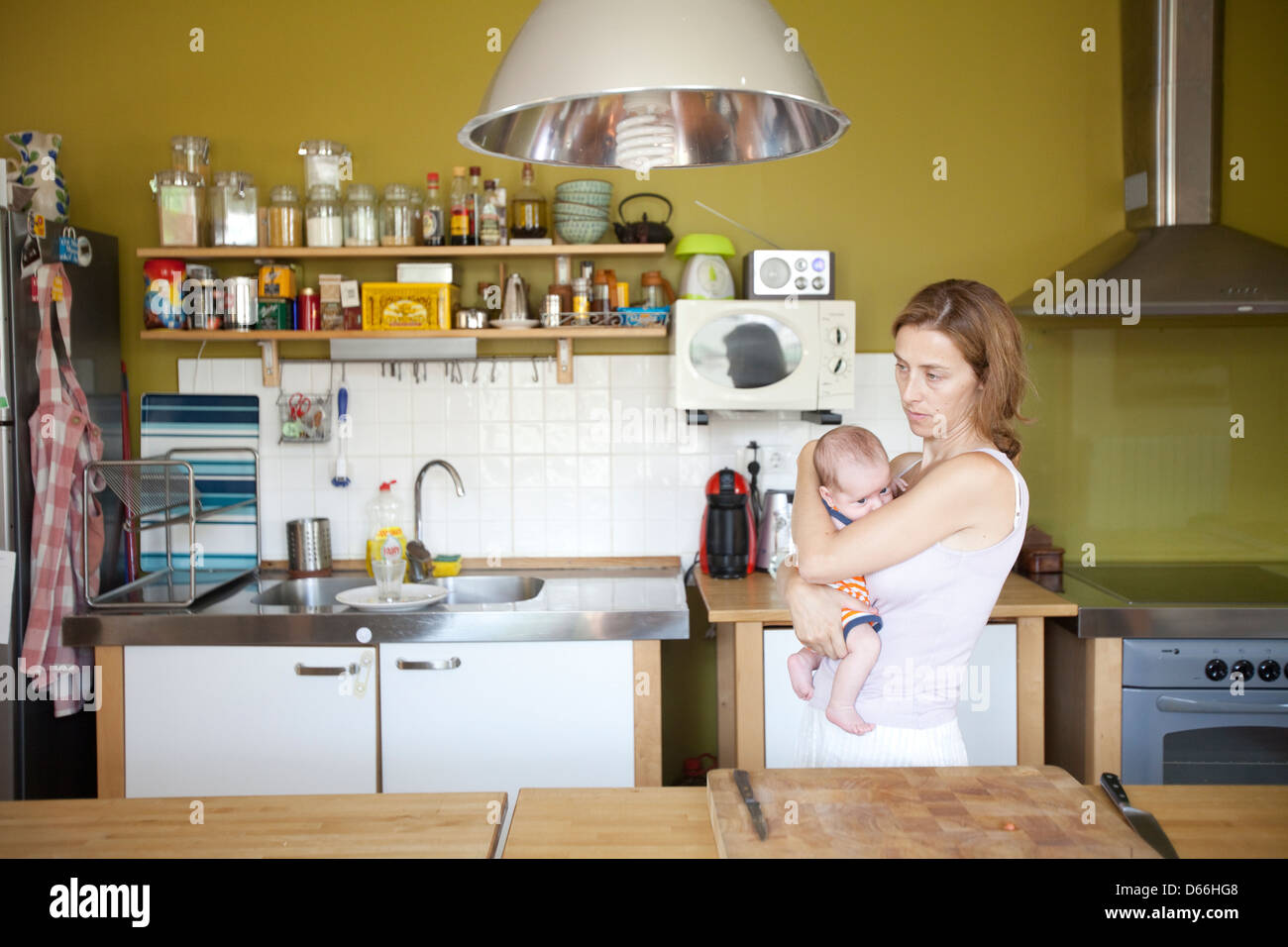 Mutter mit ihrem Sohn in der Küche Stockfoto