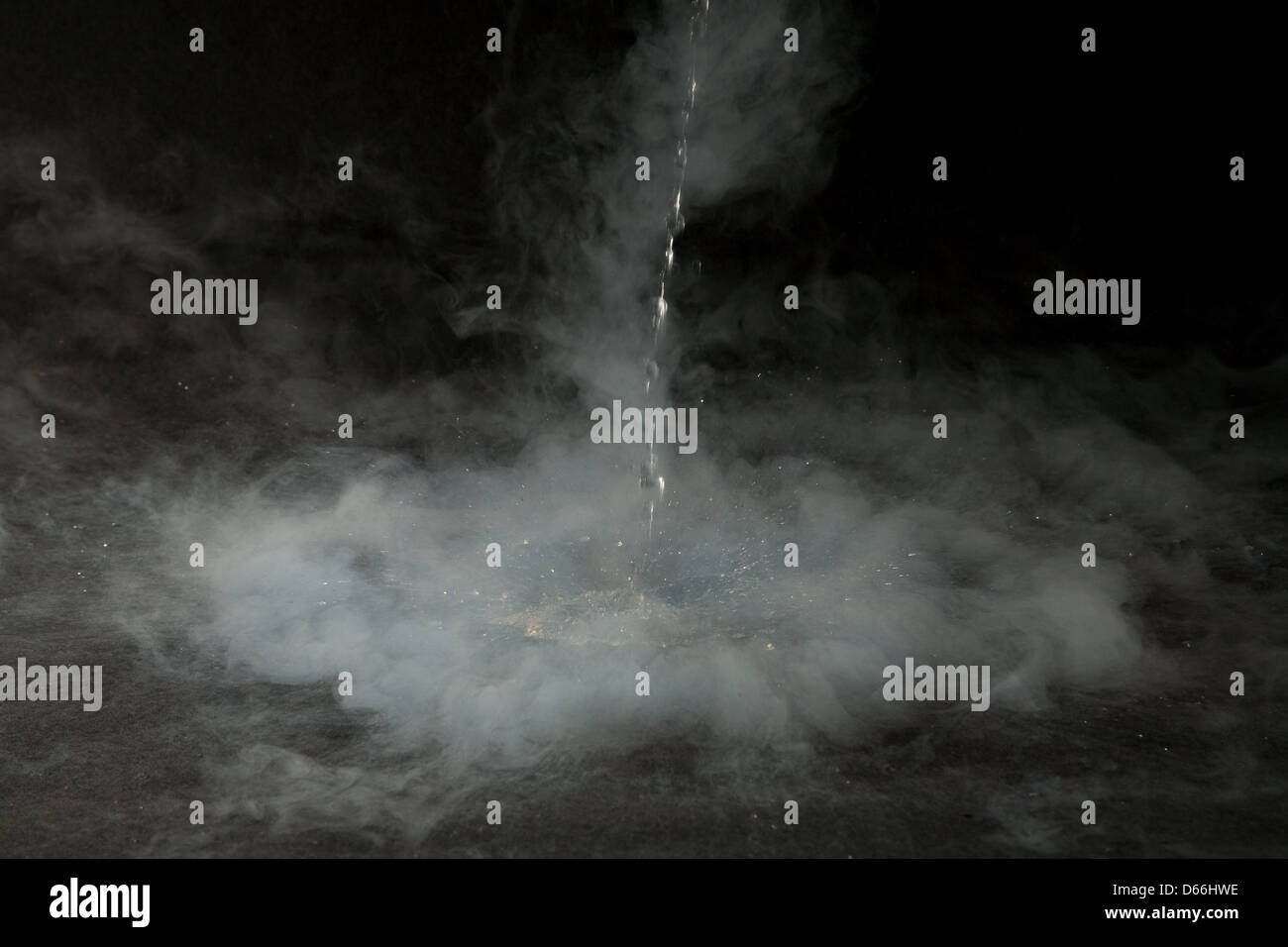 Ein Strom von flüssigem Stickstoff bei - 200degC in einem Uhrglas verursachen Wolken von nebligen Dampf zu bilden, wie es verdampft. Stockfoto