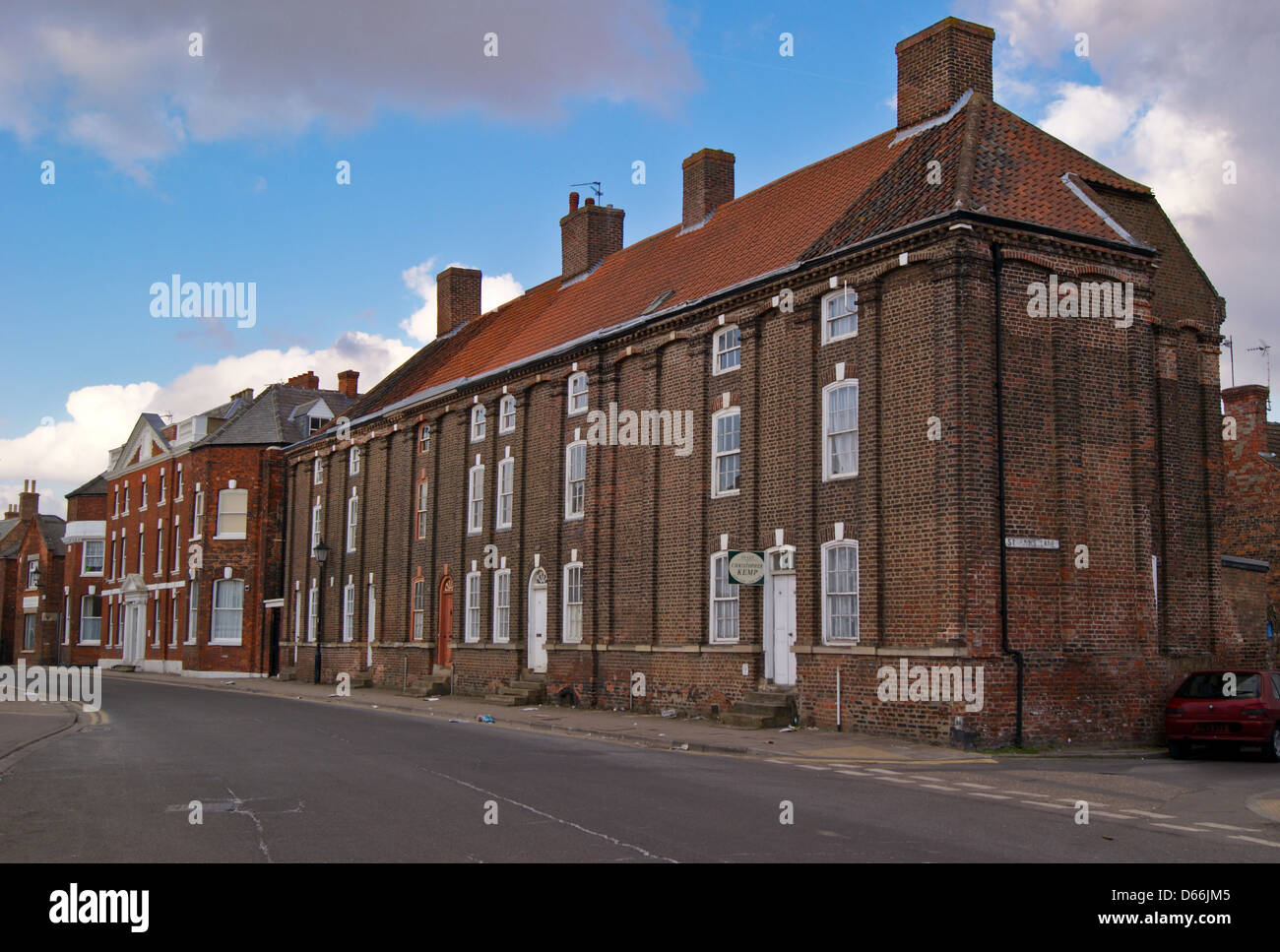 "Kaserne", Queen Anne Zeitraum Reihenhaus Reihenhäuser, 124-136 High Street, Boston, Lincolnshire, England Stockfoto