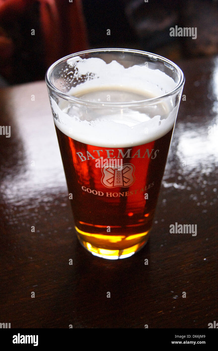 Eine gedruckte pint Glas von Batemans bitter auf einer Bar pub Tabelle getränke Gläser Stockfoto