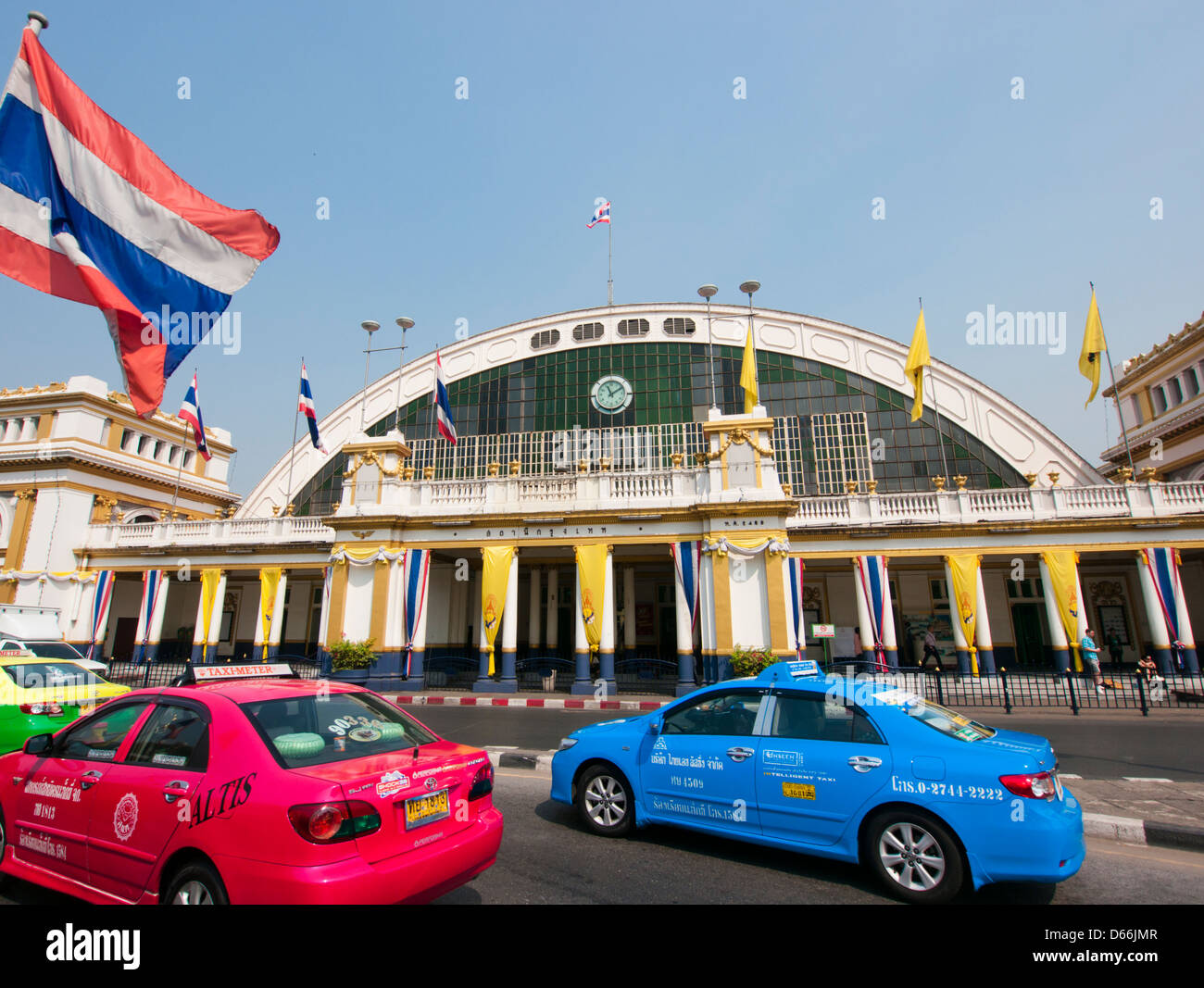 Taxi vor dem Bahnhof Hua Lamphong in Bangkok Thailand Stockfoto