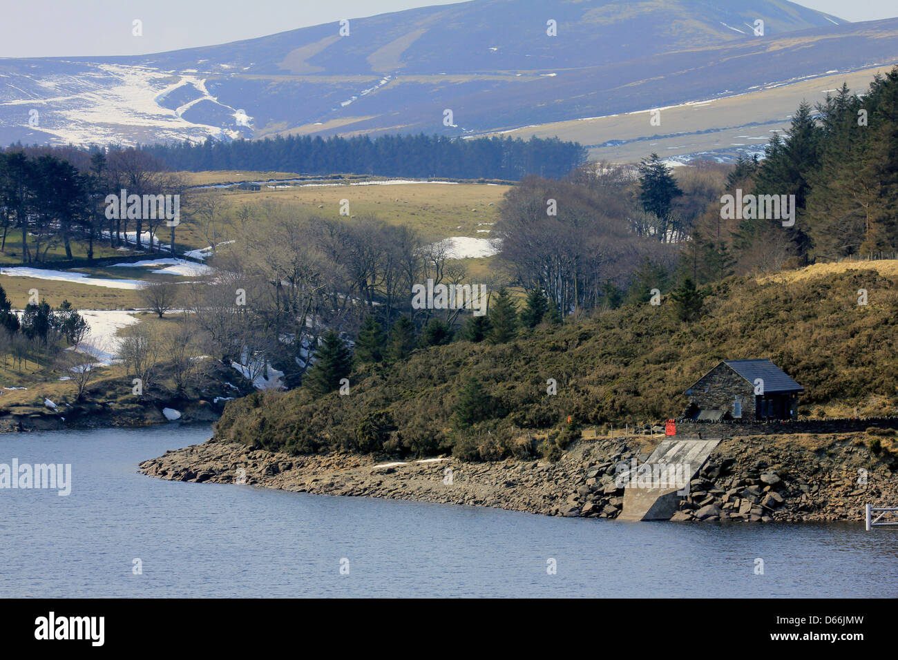 Winterliche Landschaft eines Reservoirs in den bewaldeten Hügeln in Sulby der Isle Of Man Stockfoto