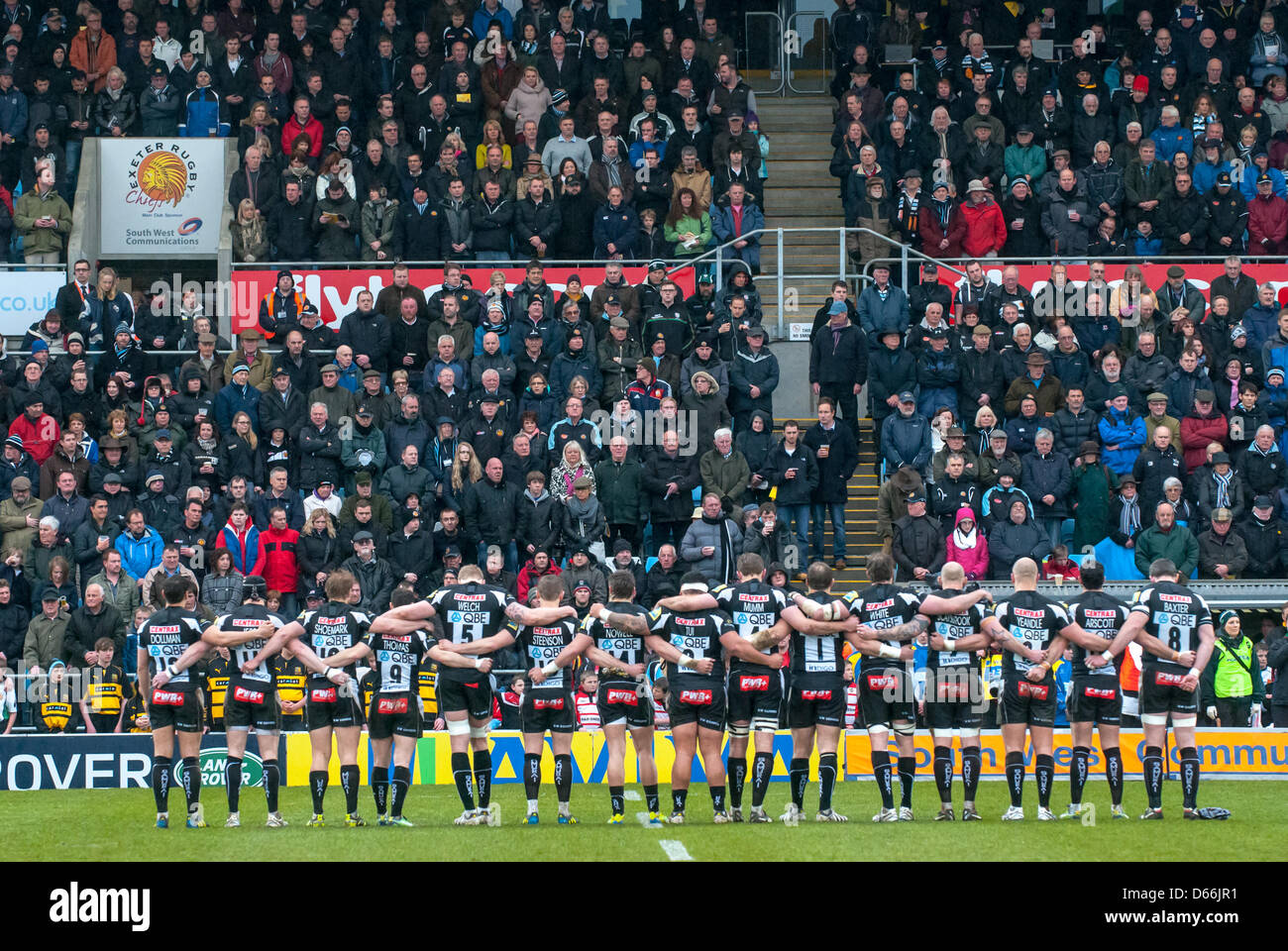 Die Exeter Chiefs Line-up für die Minute Stille für Margret Thatcher während der Aviva Premiership-match zwischen Exeter Chiefs & London Irish am Sandy-Park-Stadion, Exeter, Devon, England am 13. April 2013 Stockfoto