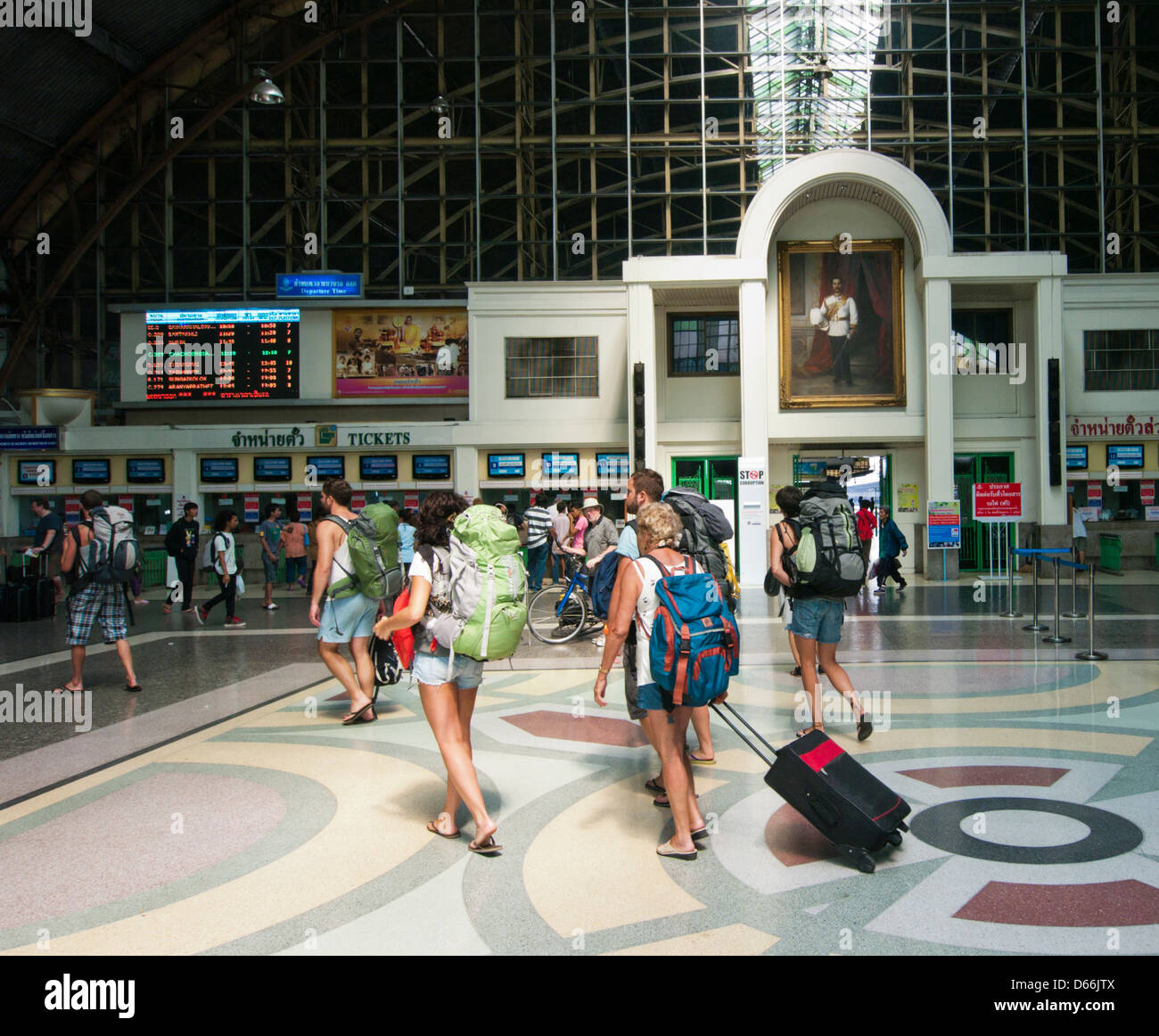 Westliche Touristen am Bahnhof Hua Lamphong in Bangkok Thailand Stockfoto