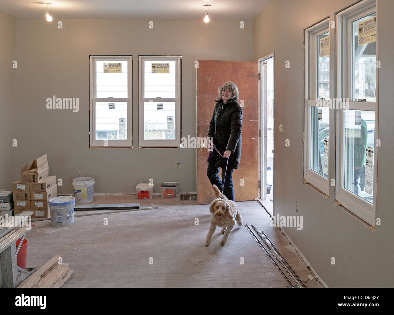 Der neue Besitzer eines ausgeschlossenen Hauses kommt um die Bauarbeiten zu überprüfen, die getan wurde. Stockfoto