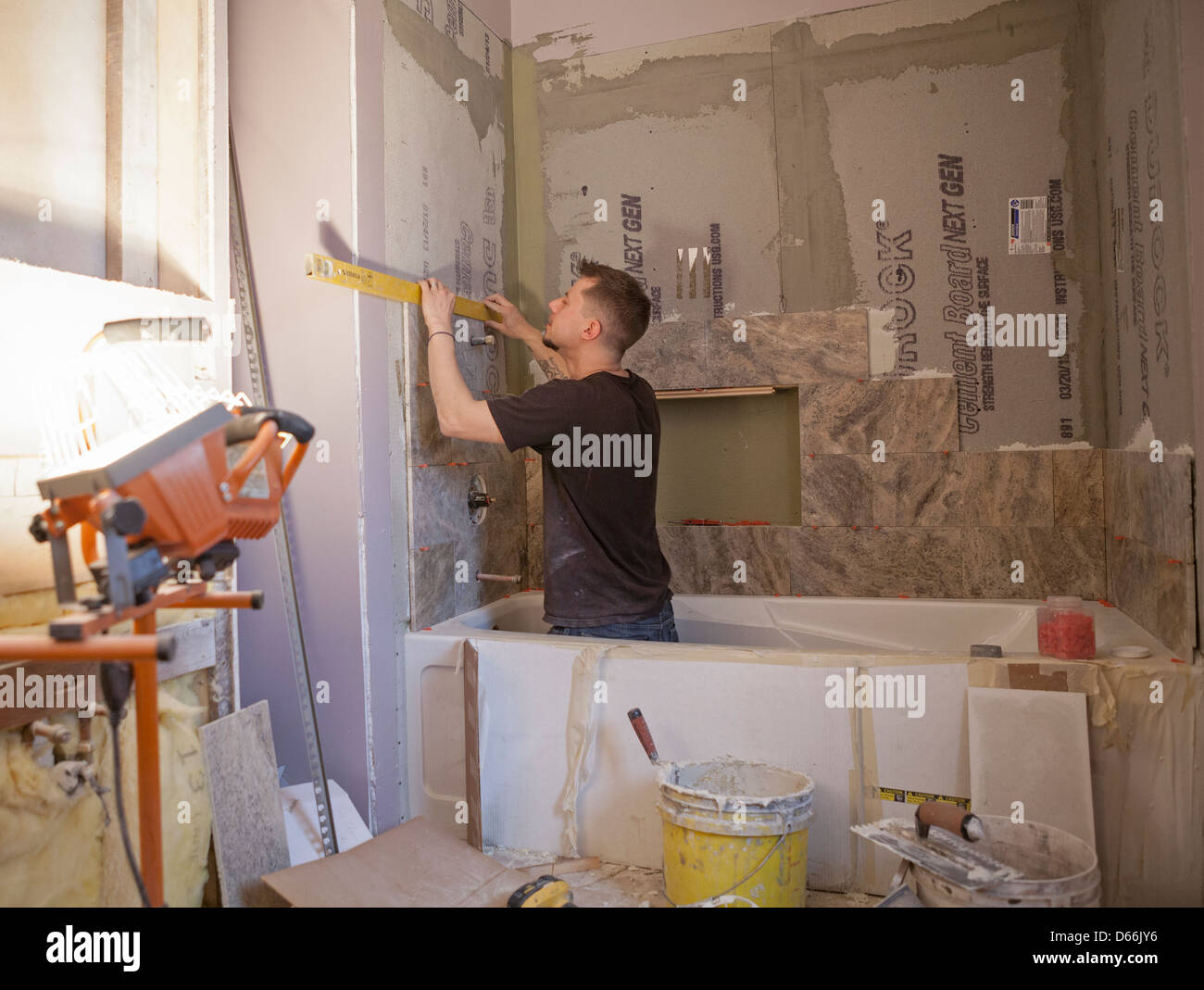 Ein ausgeschlossenes Haus bekommt eine komplette Umarbeitung in jedem Zimmer, auch das Bad. Stockfoto