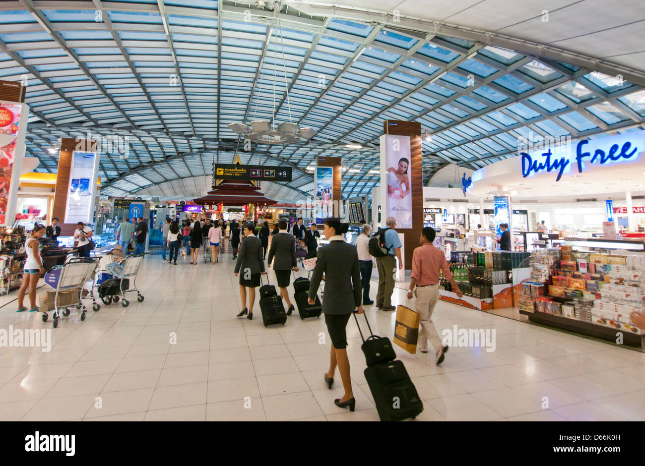 Duty-Free in der Abflug-Lounge des internationalen Flughafen Suvarnabhumi in Bangkok Thailand Stockfoto