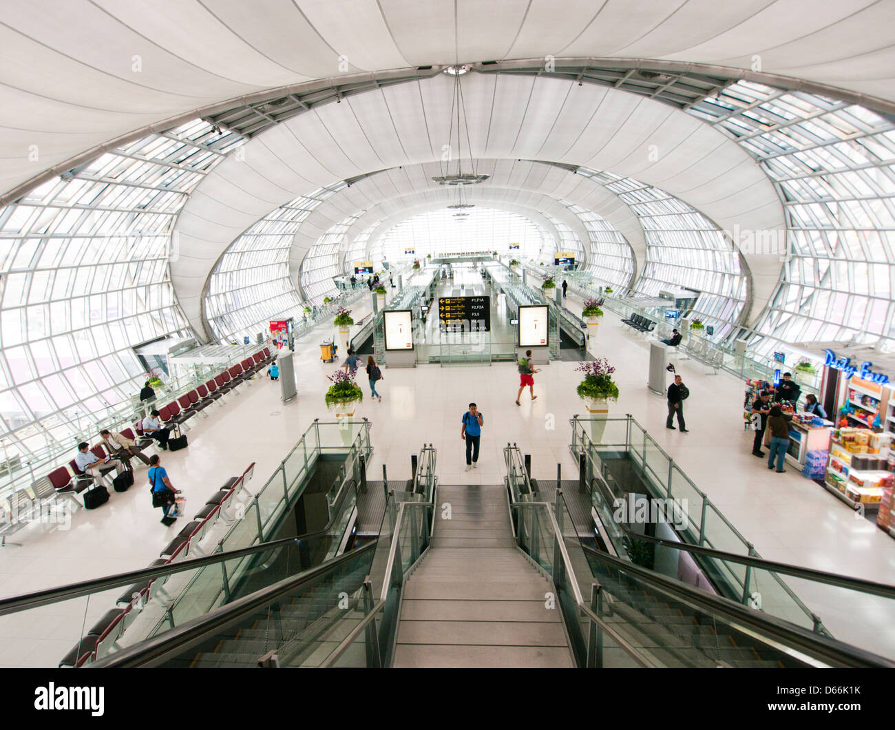 Abflug-Gates im internationalen Flughafen Suvarnabhumi in Bangkok Thailand Stockfoto