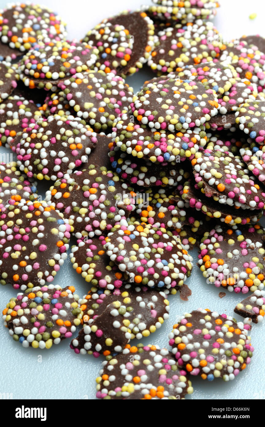 Nahaufnahme von Retro-Süßigkeiten - Jazzies (Schokolinsen mit Hunderten und Tausenden) Stockfoto