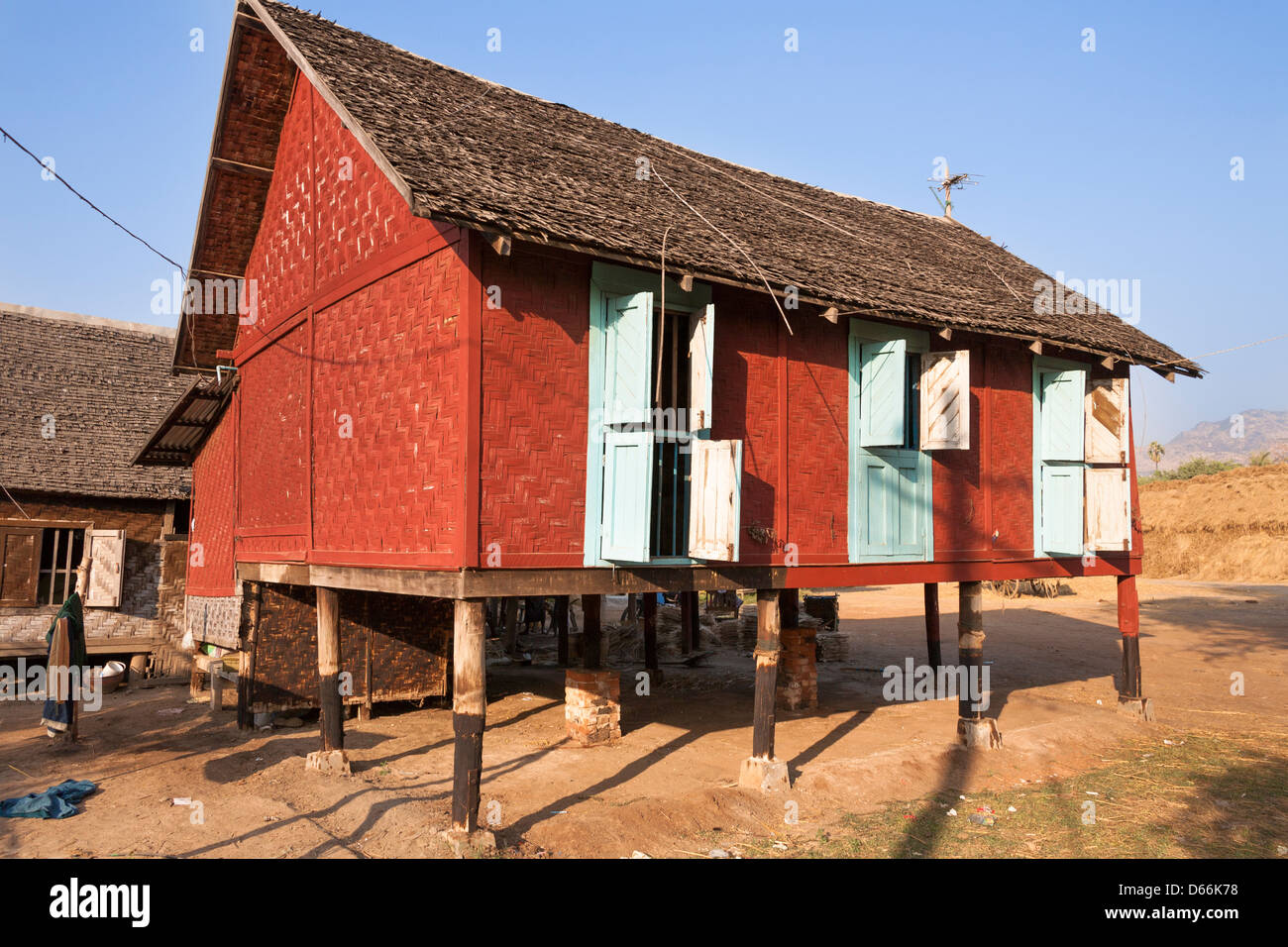 Ein Haus auf Stelzen, Yay Kyi Dorf, Mandalay, Myanmar (Burma) Stockfoto