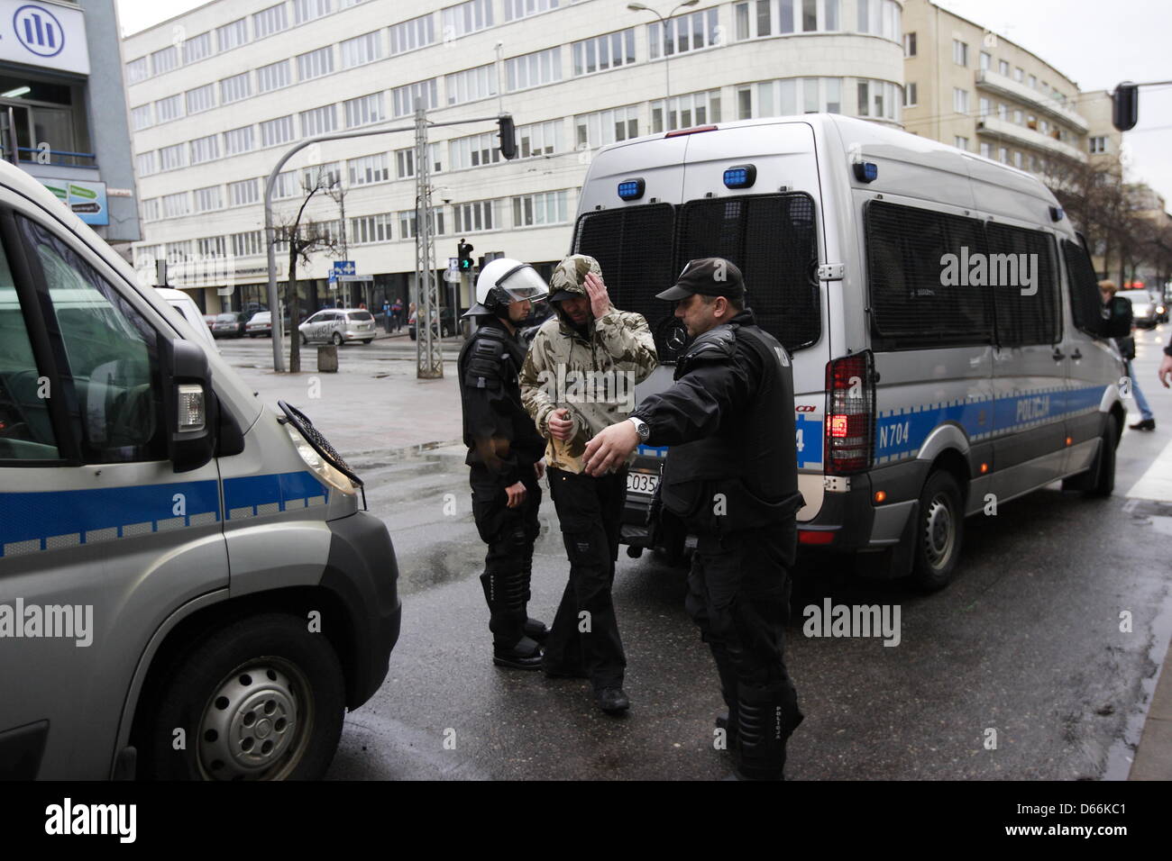 Gdynia, Polen 13. April 2013 Polnisch zuerst Transgender Parlament Mitglied Attacekd vor dem Pommerschen Frauen-Kongress in Gdynia von Arka Gdynia-Fußball-Fans und Nacionalists. Polizei Intervenied, eine Person wurde festgenommen, es wurde niemand verletzt. Bildnachweis: Michal Fludra/Alamy Live-Nachrichten Stockfoto