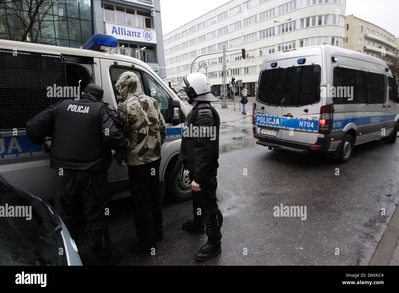 Gdynia, Polen 13. April 2013 Polnisch zuerst Transgender Parlament Mitglied Attacekd vor dem Pommerschen Frauen-Kongress in Gdynia von Arka Gdynia-Fußball-Fans und Nacionalists. Polizei Intervenied, eine Person wurde festgenommen, es wurde niemand verletzt. Bildnachweis: Michal Fludra/Alamy Live-Nachrichten Stockfoto