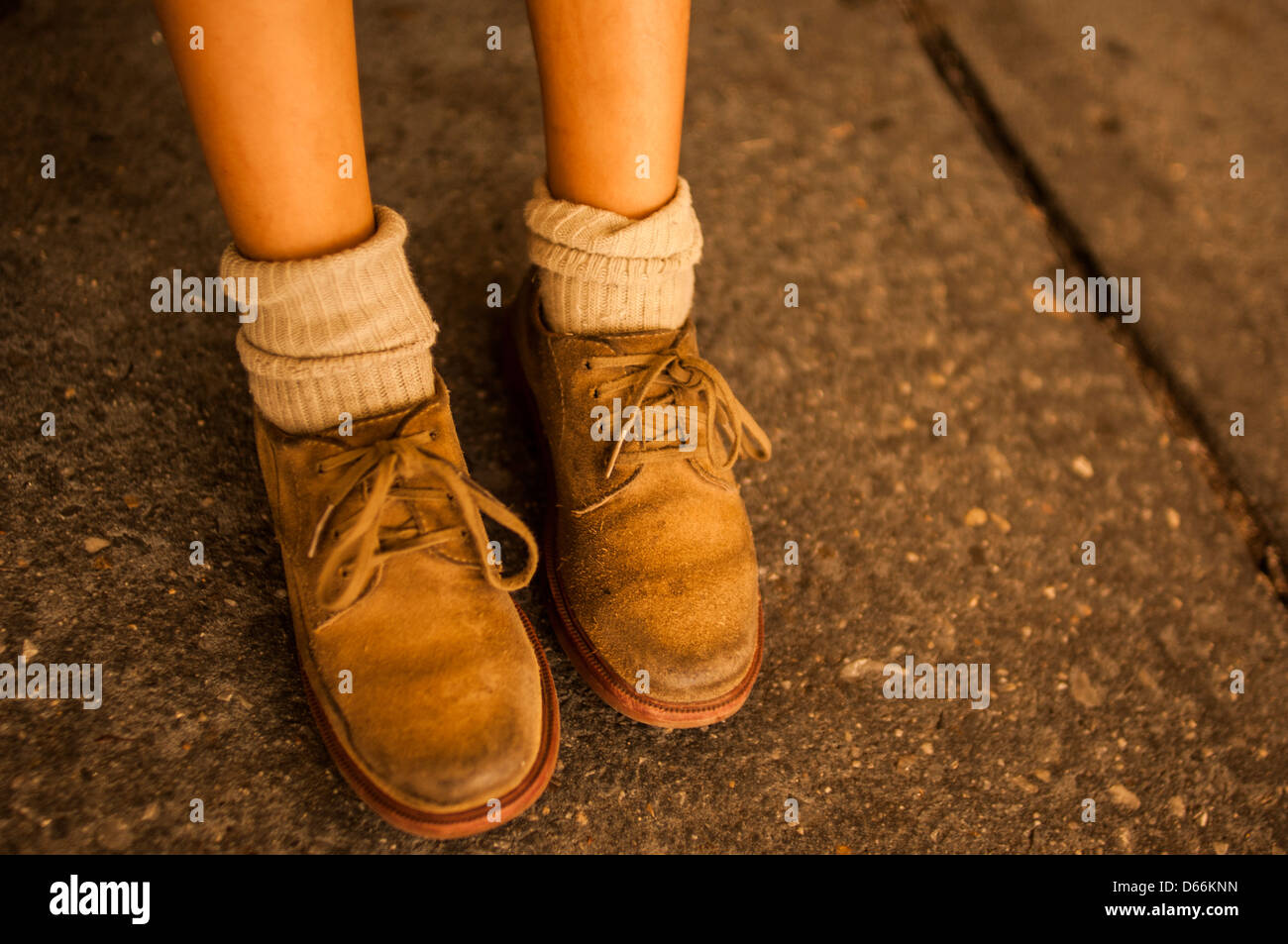 Ein Kind Schuhe auf der Straße Stockfoto