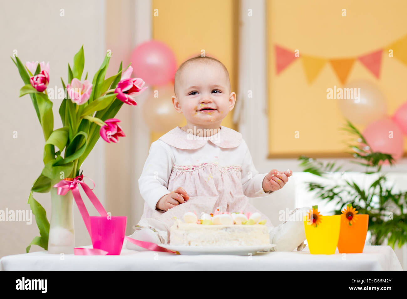 Babymädchen feiert Geburtstag und Kuchen essen Stockfoto