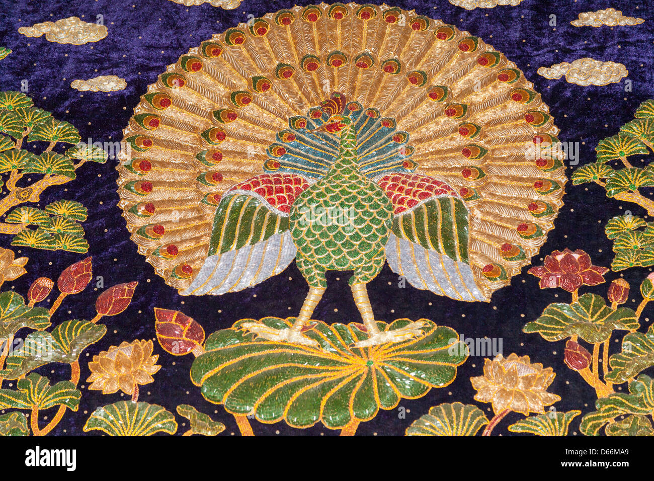 Stickerei mit ein Pfau, Mandalay, Myanmar (Burma) Stockfoto