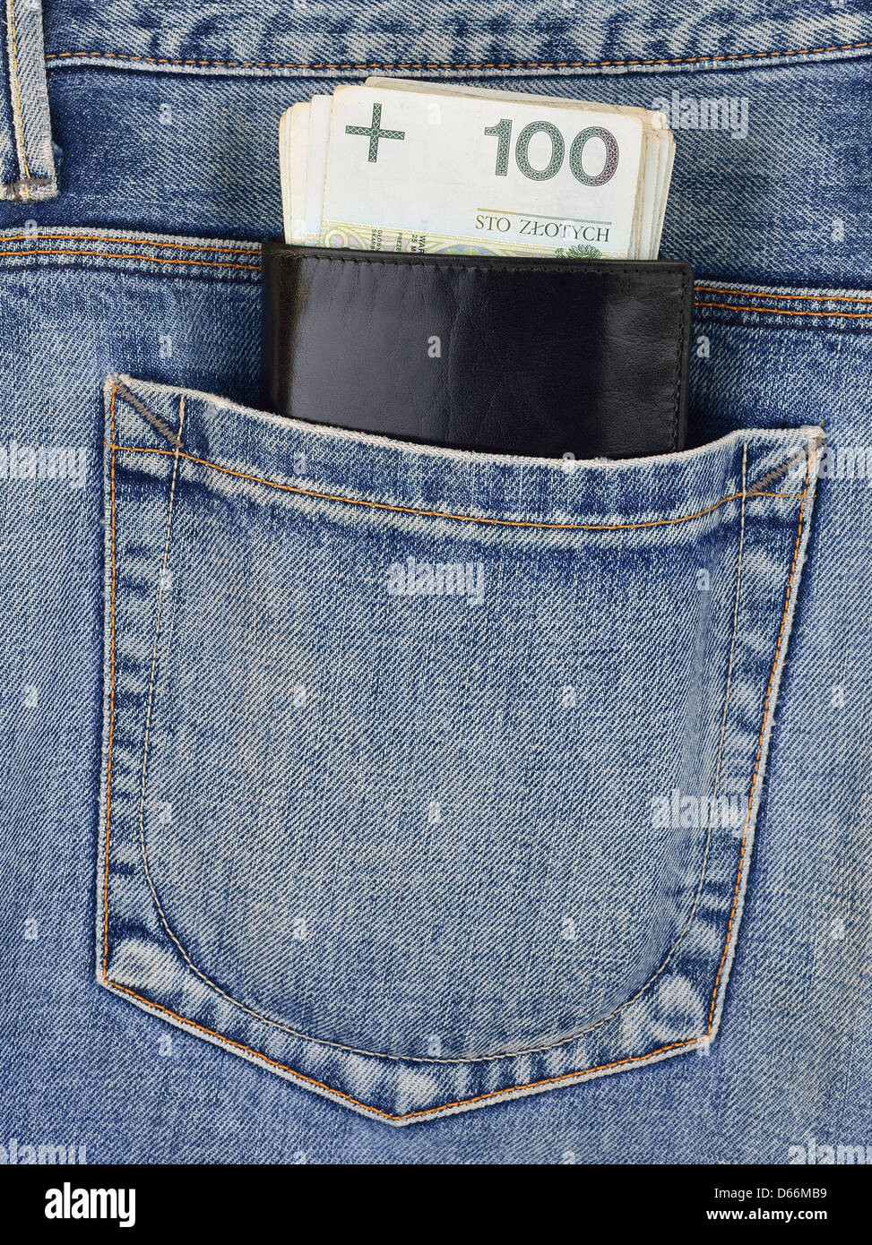 Gesäßtasche der Jeans mit der Brieftasche und Polieren Sie Geld Stockfoto