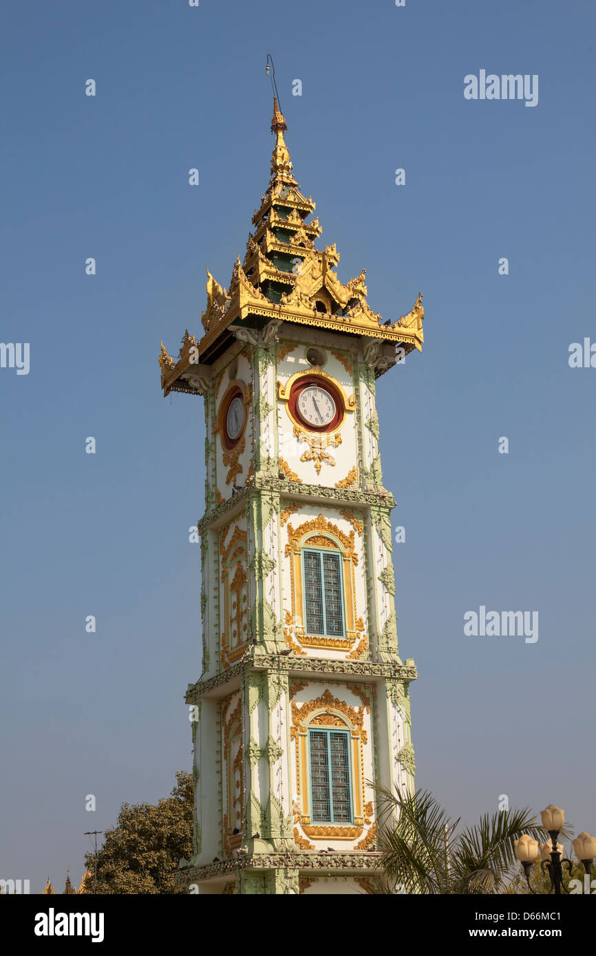 Uhrturm in der Mahamuni Pagode, Mandalay, Myanmar (Burma) Stockfoto