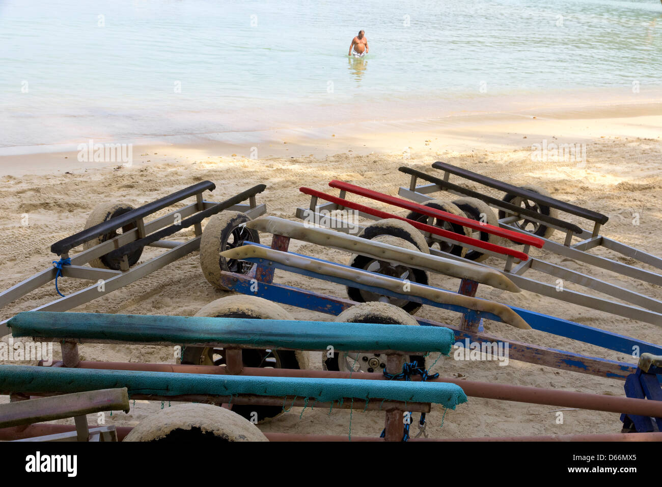 Einsamer Schwimmer und Jet-Ski, Schlitten, Kamala Beach Stockfoto