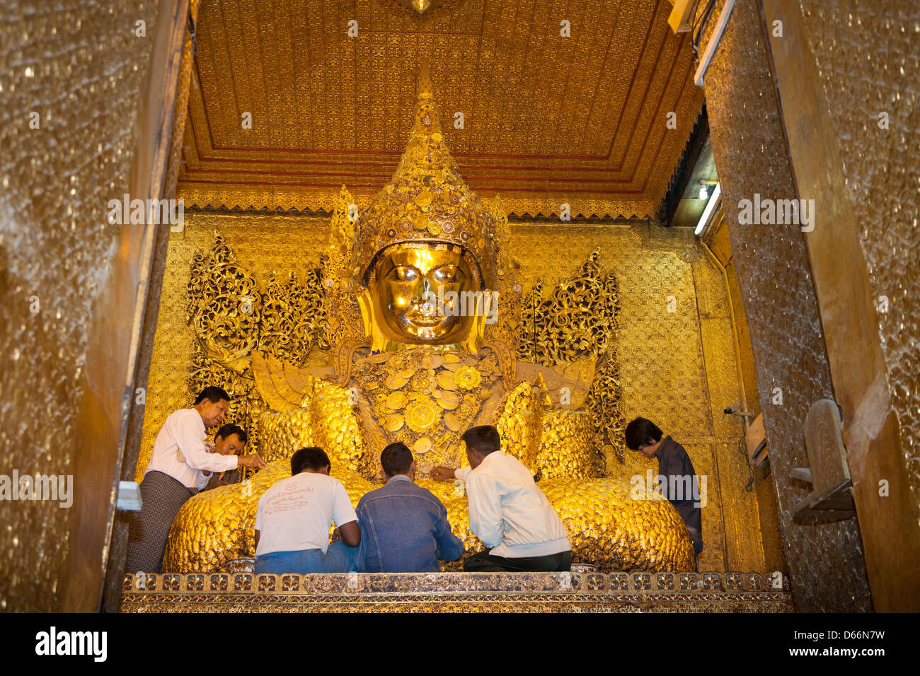 Gläubige, die Anwendung von Blattgold auf Mahamuni Buddha, Mahamuni Pagode, Mandalay, Myanmar (Burma) Stockfoto