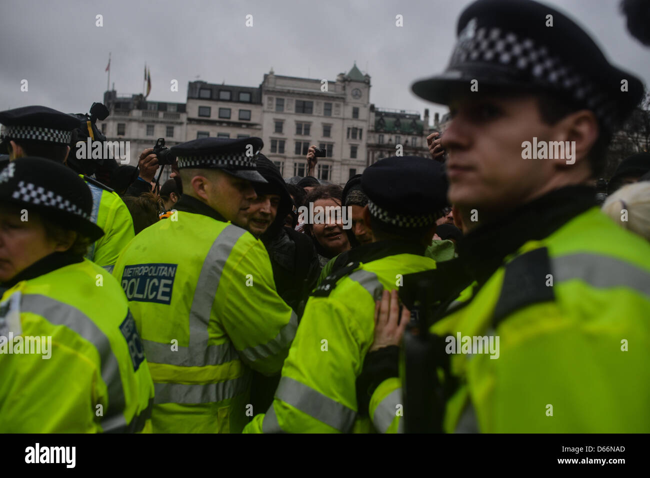 London, UK, 13. April 2013, Offiziere zurückhalten Demonstranten als Polizei und Demonstranten Kampf um ein sound Sytem. Ein Anti-Thatcher-Protest fand auf dem Trafalgar Square, dem Ex-Premier Tod zu markieren. TiNite Fotografie/Alamy Live-Nachrichten Stockfoto
