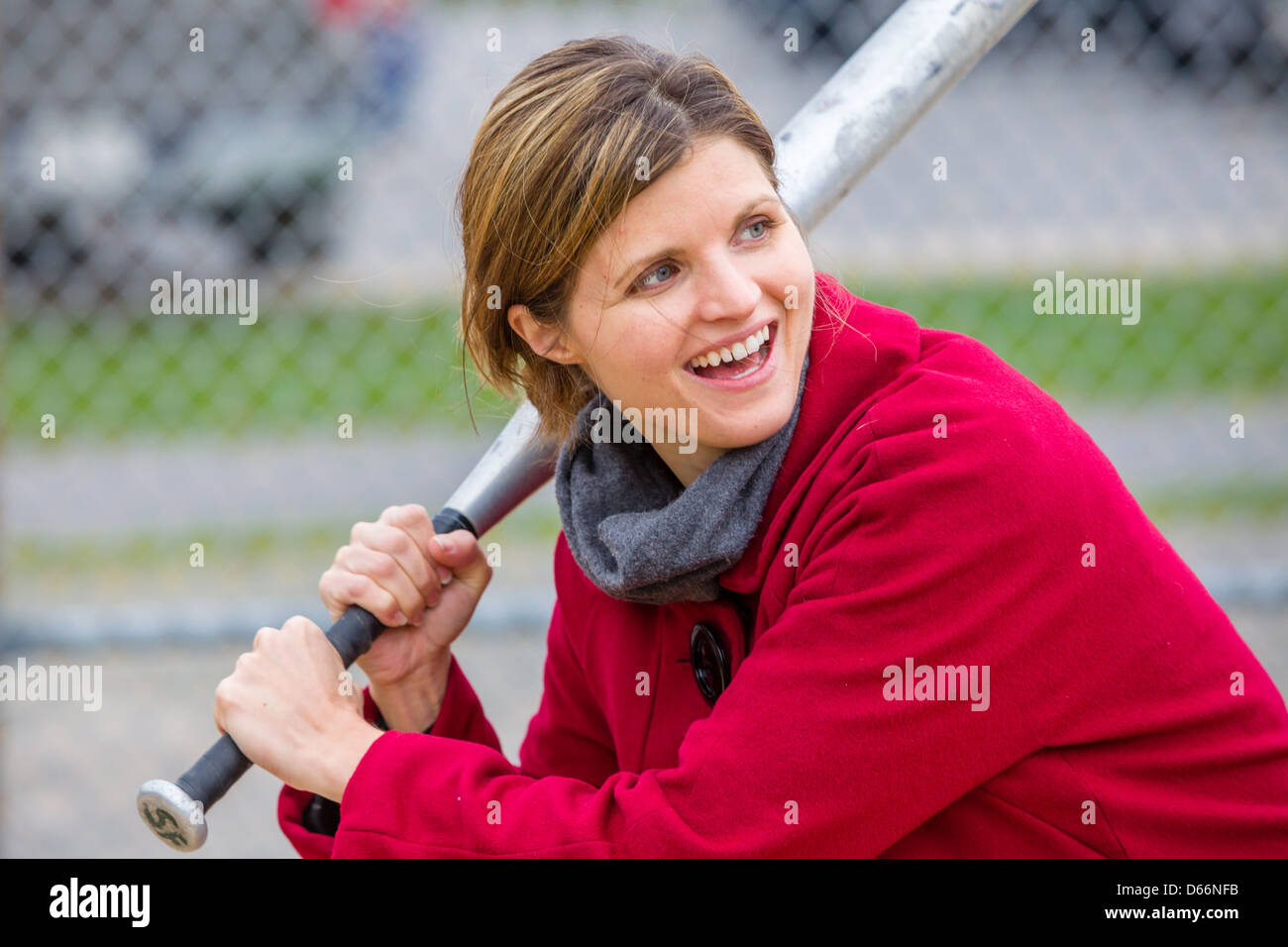 Frau in Straßenkleidung Baseball zu spielen. Stockfoto