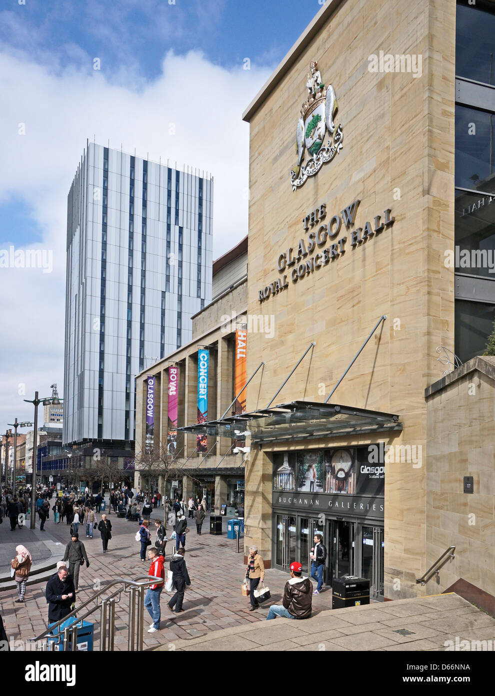 Blick entlang der Sauchiehall Street Richtung Premier Inn Gebäude von der Treppe zum Eingang der Glasgow Concert Hall. Stockfoto