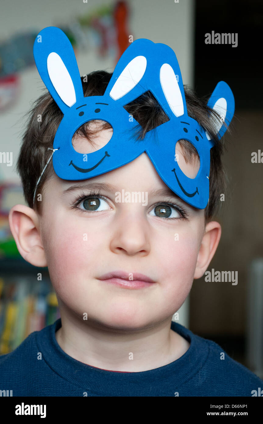 Porträt eines Kindes mit einer Bunny Maske Stockfoto