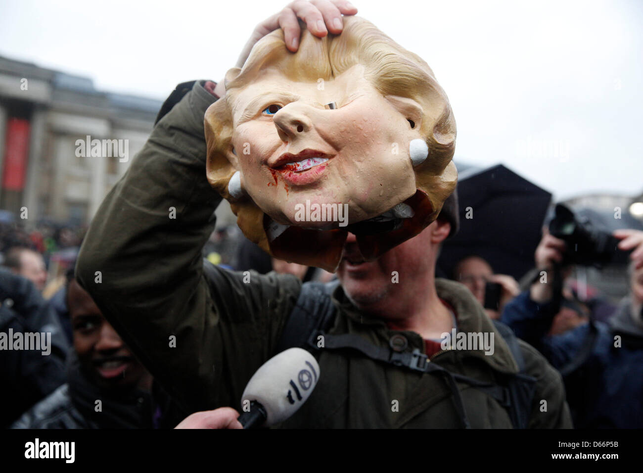 LONDON fand 13. April Anti Thatcher Partei am Trafalgar Square im Zentrum von London mit Hunderten von Demonstranten feiern ihren Tod. Demonstranten hielten Masken mit Margaret Thatcher sowie selbstgemachten Figuren von ihr. Stockfoto