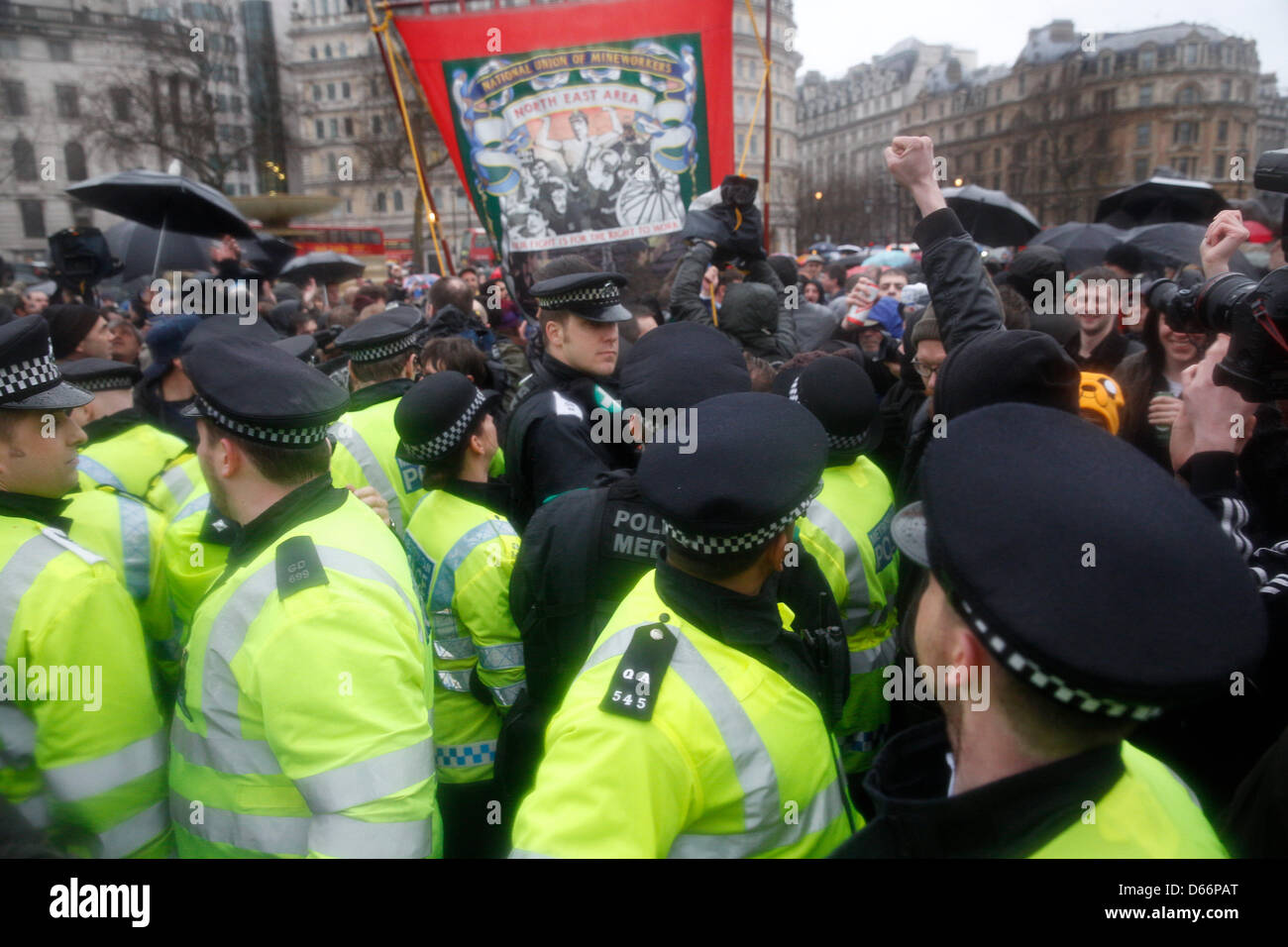 LONDON fand 13. April Anti Thatcher Partei am Trafalgar Square im Zentrum von London mit Hunderten von Demonstranten feiern ihren Tod. Demonstranten skandierten Parolen gegen Margaret Thatcher. Stockfoto