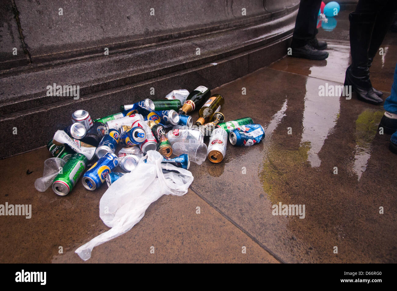 London, UK. 13. April 2013. Alkohol-Dosen durch angemessene Polizeiarbeit aus der Metropolitan Police während der Feierlichkeiten des Todes von Margaret Thatcher am Trafalgar Square beschlagnahmt. Craig Buchanan/Alamy Live-Nachrichten Stockfoto