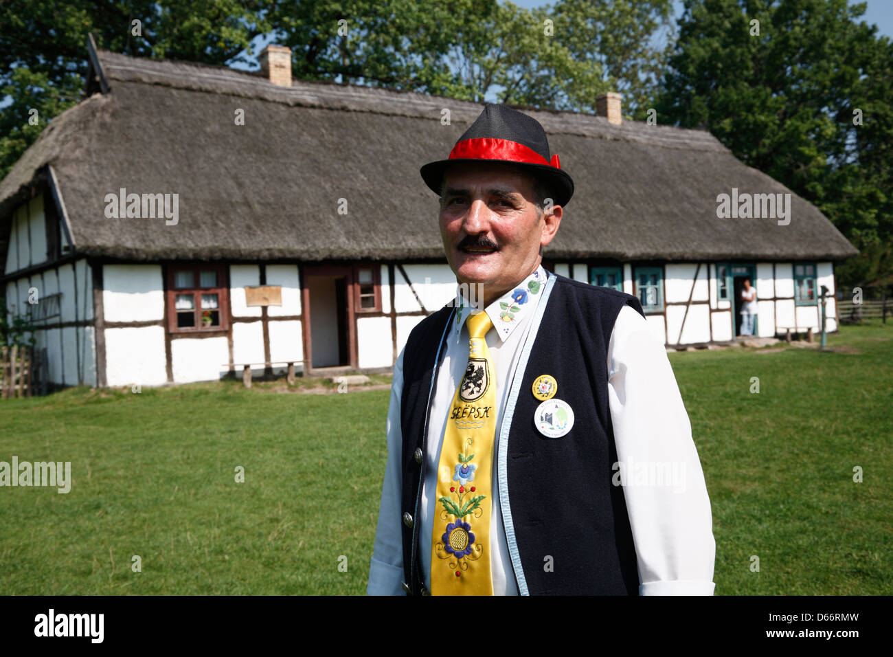 Traditionelle kaschubische Mann am folk Museum unter freiem Himmel Stolper (Klucken), Slowinski-Nationalpark, Ostsee, Polen Stockfoto