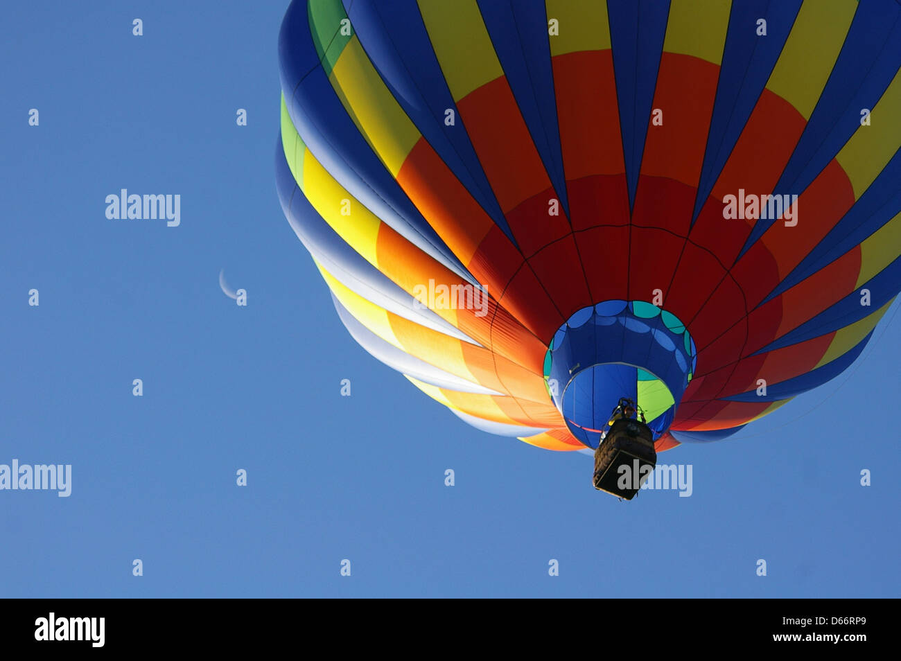 Geist der Boise-Heißluft-Ballon-Festival. Am frühen Morgen Start des Heißluftballons mit einen Splitter des Mondes im Hintergrund. Stockfoto
