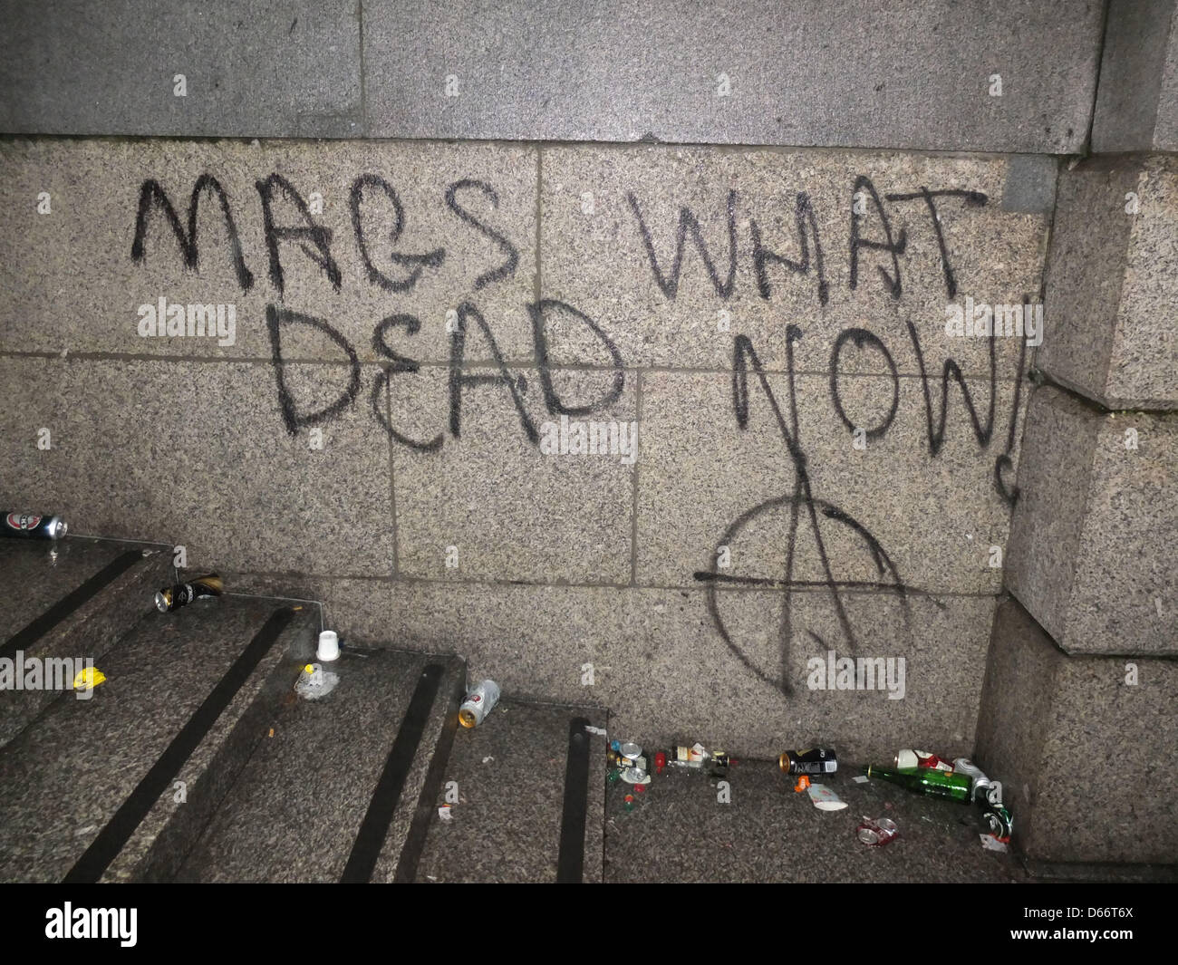 London, UK. Samstag, 13. April 2013 Graffiti an der Wand in Trafalgar Square liest, 'Mags tot, was jetzt'. Die Party war am ersten Samstag nach dem Tod des ehemaligen Prime Ministerx Trafalgar Square geplant. Nelson Pereira/Alamy Live-Nachrichten Stockfoto