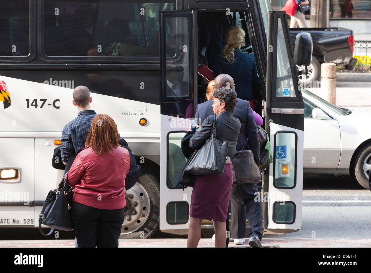 Menschen, die einsteigen in eines Bus - USA Stockfoto