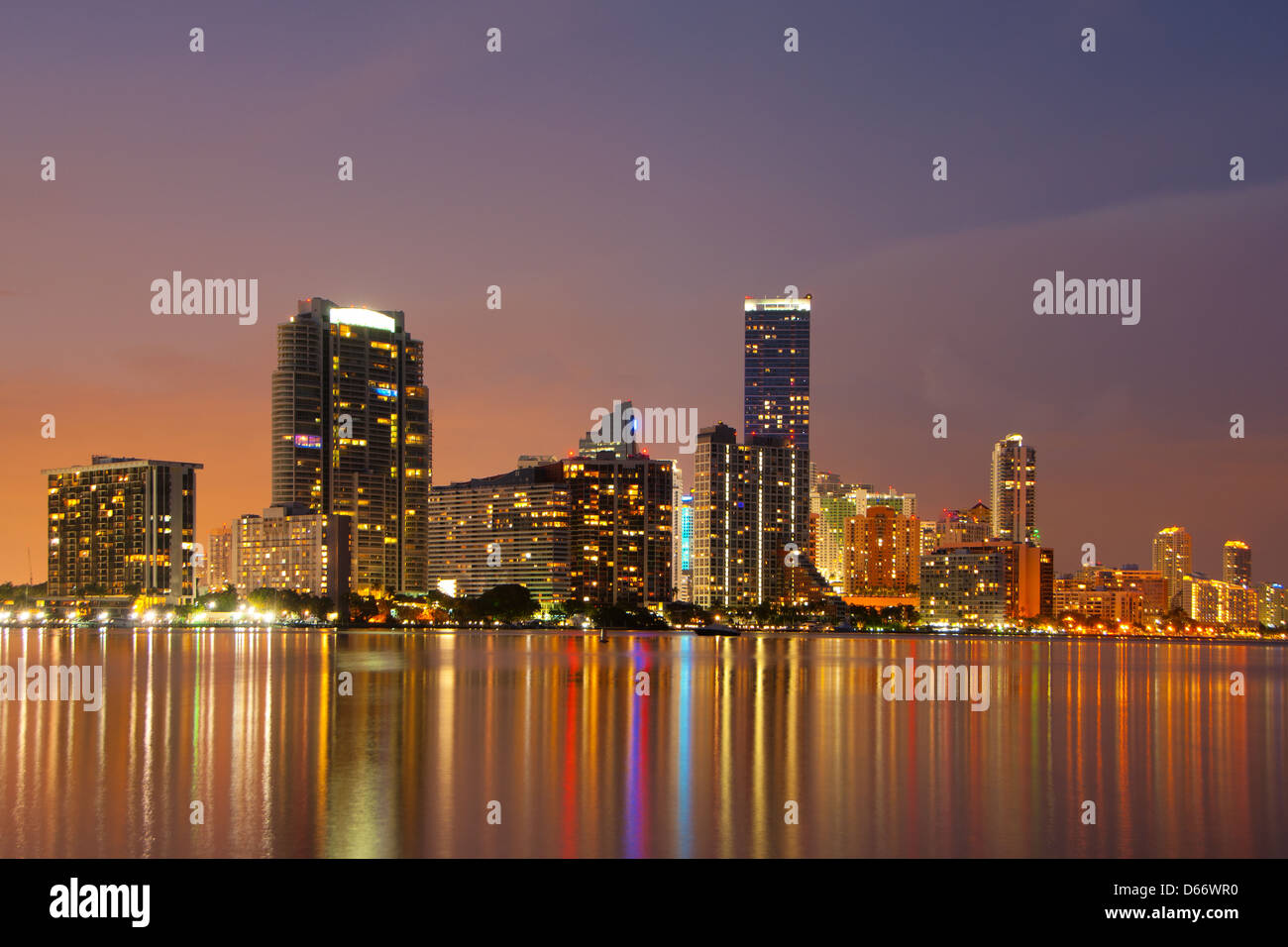 Skyline von Miami in der Abenddämmerung Stockfoto