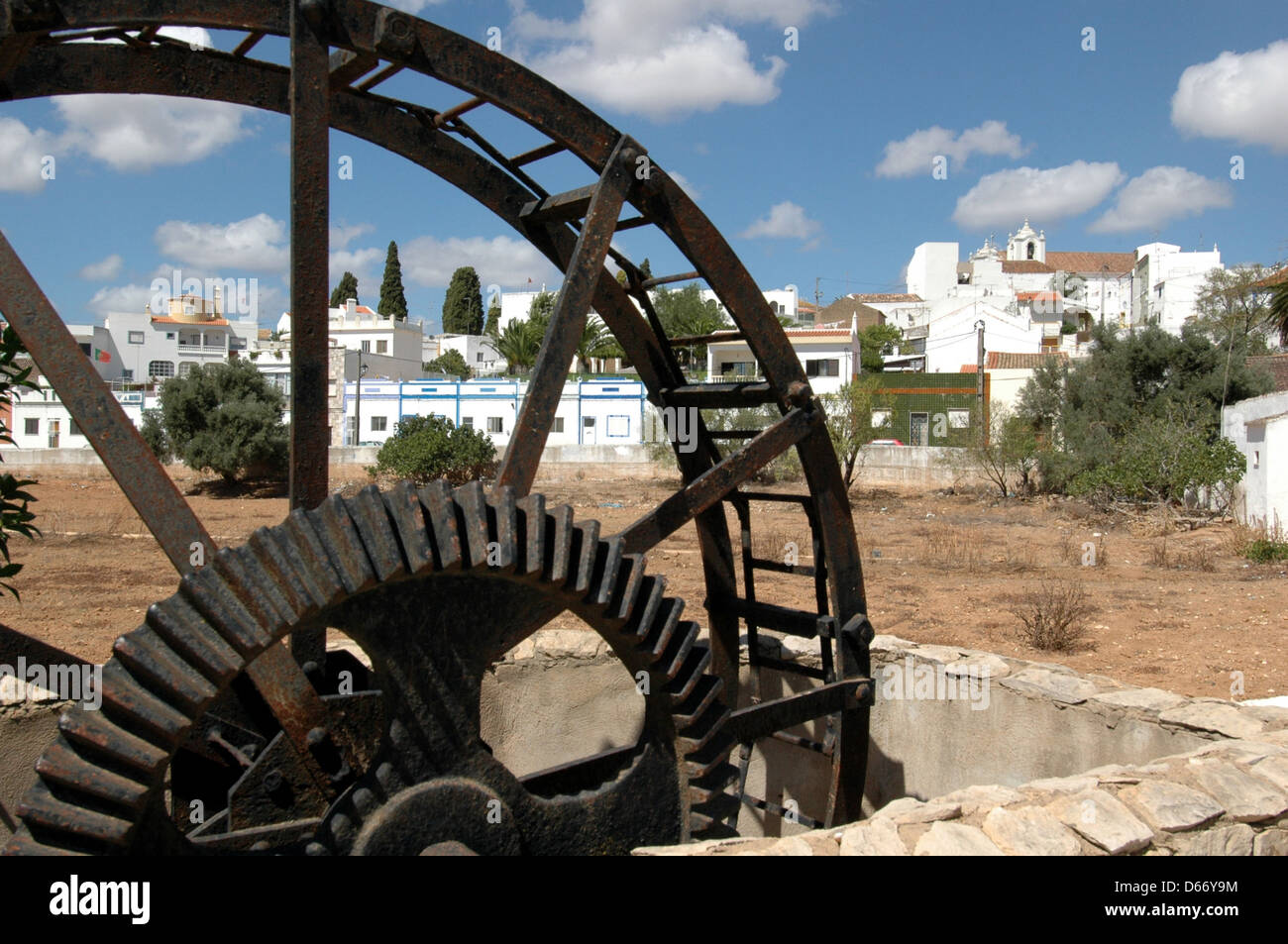 Blick über ein altes hölzernes Wasserrad Estombar eine Stadt und eine ehemalige Gemeinde im Kreis (concelho) Lagoa, die in die neue Gemeinde Estombar e Parchal in Algarve, die südlichste Region Portugals verschmolzen wurde Stockfoto