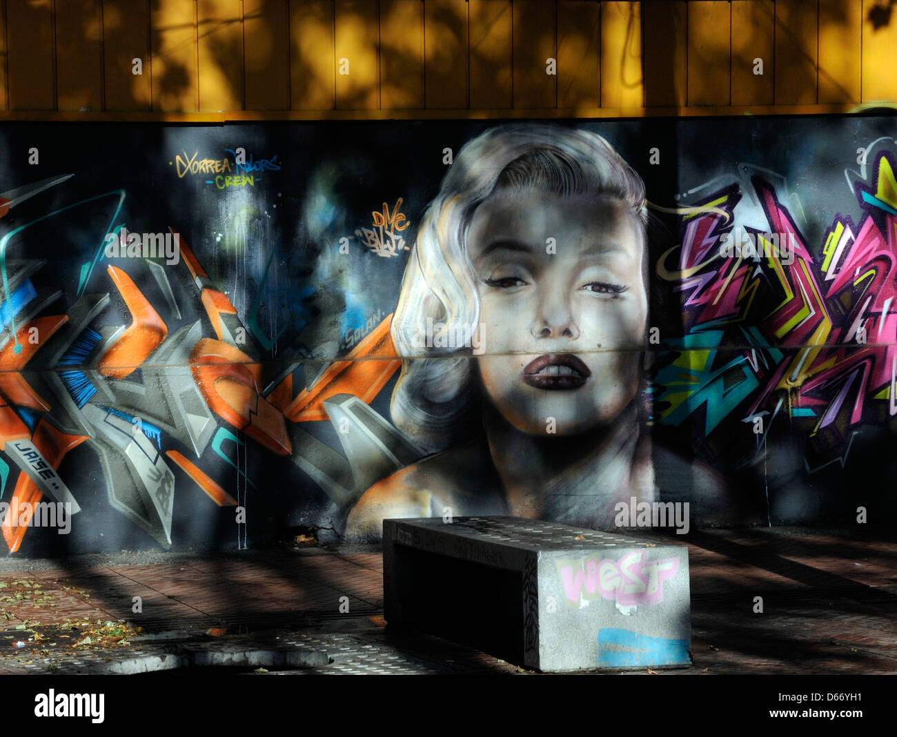 Graffiti von Marilyn Monroe in einer Straße unterhalb der Cerro San Cristobal. Santiago, Republik Chile. Stockfoto