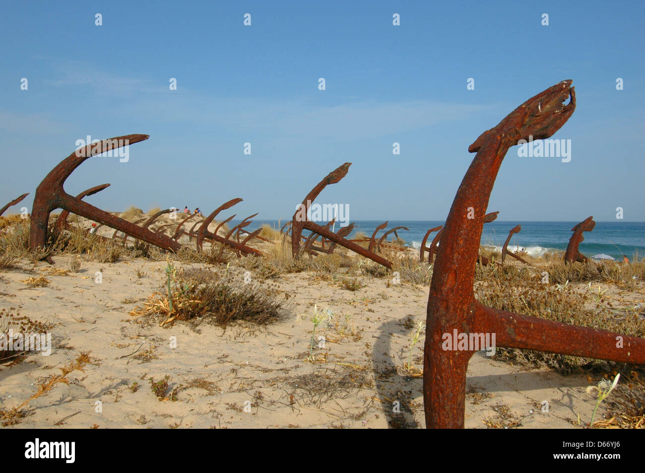 Die Cemiterio das Ancoras Friedhof von Ankern / Anker Friedhof ein Rosten Gedenkstätte für die ehemaligen Fischereiflotte, der aus der Anker für den Thunfischfang eingebettet in den Sanddünen in der Nähe der Praia do Barril Strand verwendet, auf der Ilha de Tavira in der Algarve im Süden von Portugal Stockfoto