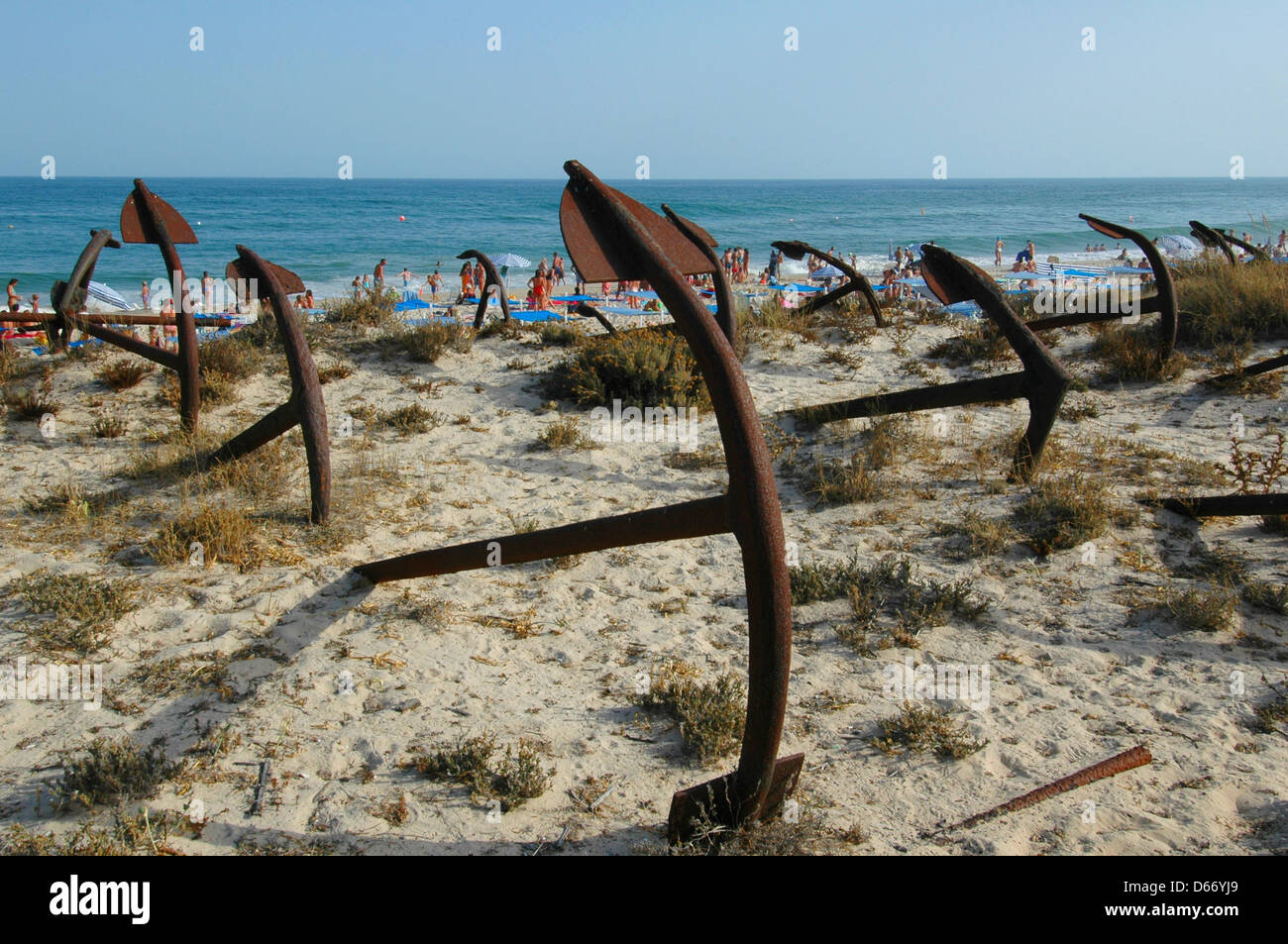 Die Cemiterio das Ancoras Friedhof von Ankern / Anker Friedhof ein Rosten Gedenkstätte für die ehemaligen Fischereiflotte, der aus der Anker für den Thunfischfang eingebettet in den Sanddünen in der Nähe der Praia do Barril Strand verwendet, auf der Ilha de Tavira in der Algarve, die südlichste Region von Portugal Stockfoto