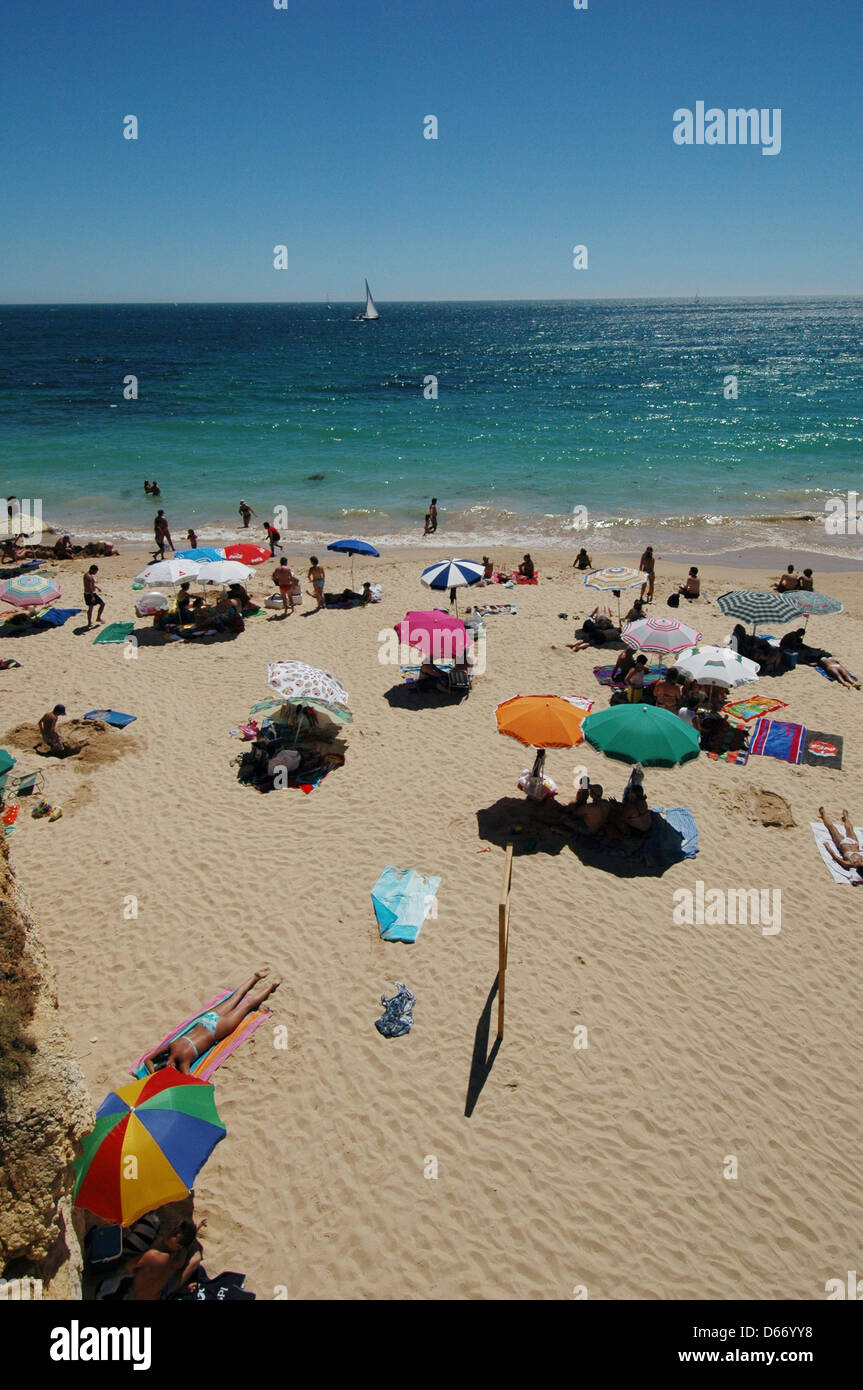 Touristen in Praia da Rocha oder die 'Rock Beach' auf den Atlantik im südlichen Abschnitt des Concelho von Portimao, Algarve im Süden Portugals Stockfoto