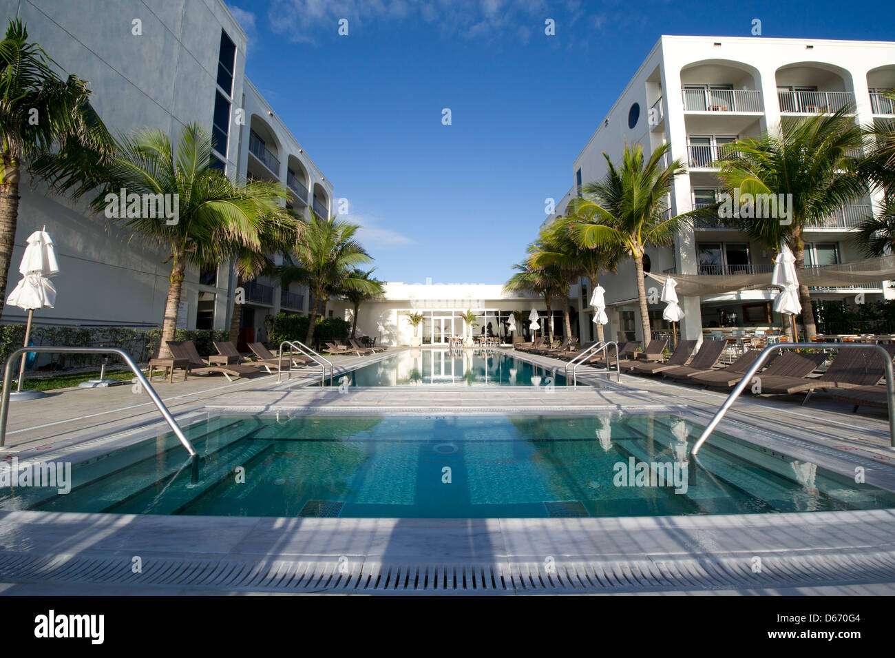 Der Pool und der Whirlpool an der Costa d'esta Beach Resort und Hotel in Vero Beach, Florida Stockfoto