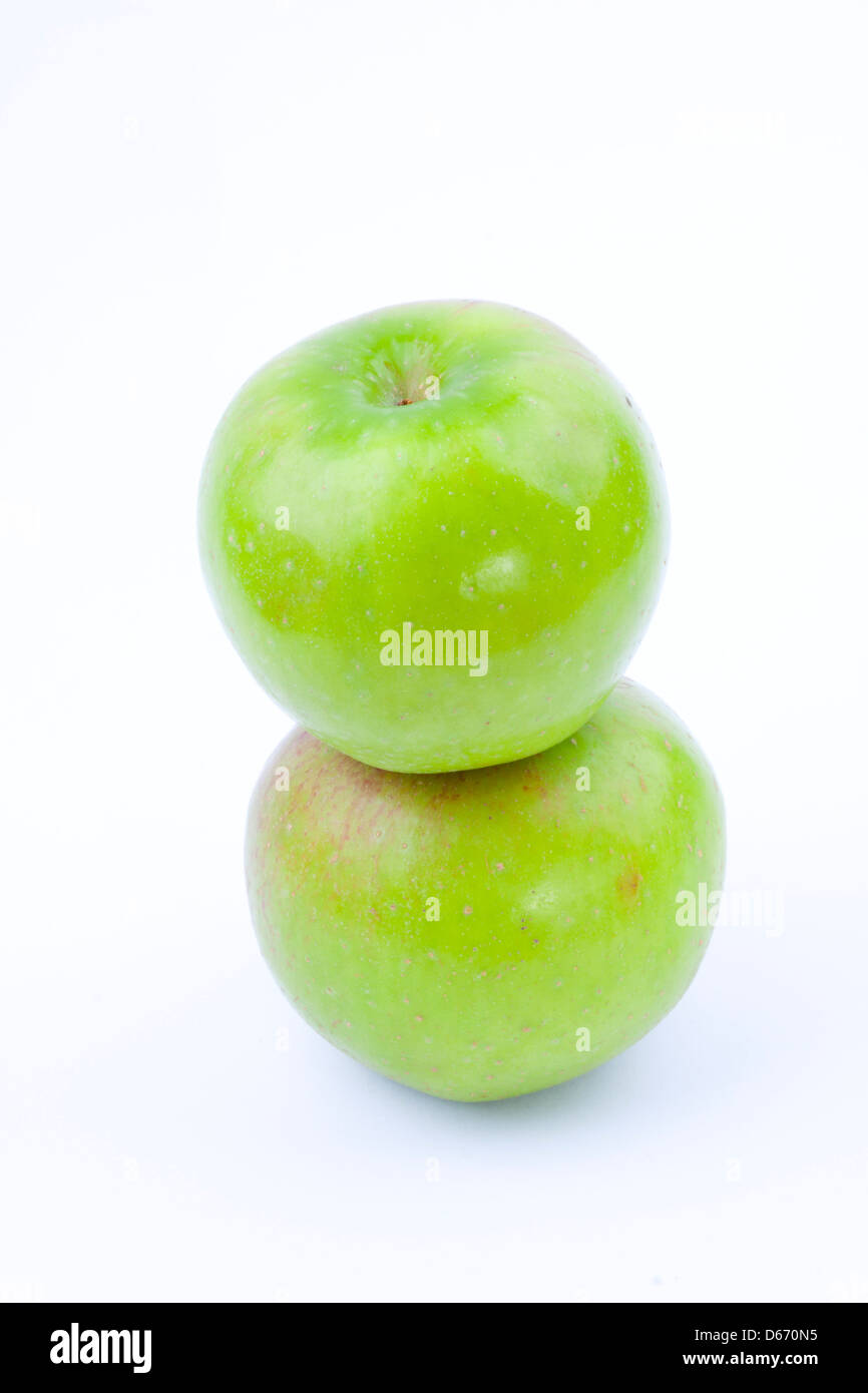 Zwei Green Apple mit Isolierung Hintergrund Stockfoto