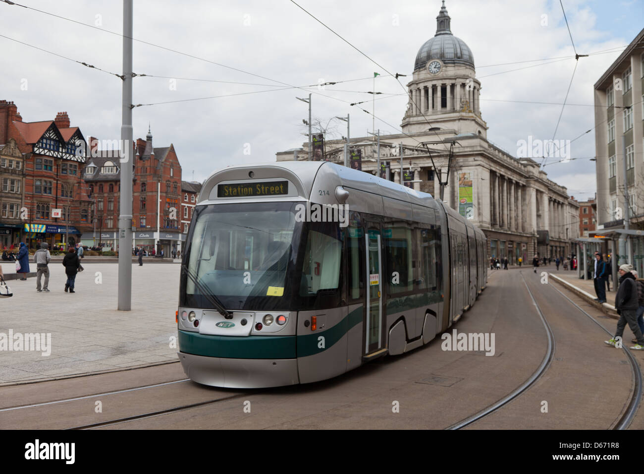 Nottingham-Straßenbahn durch den alten Marktplatz vor der Nottingham City Hall Stockfoto