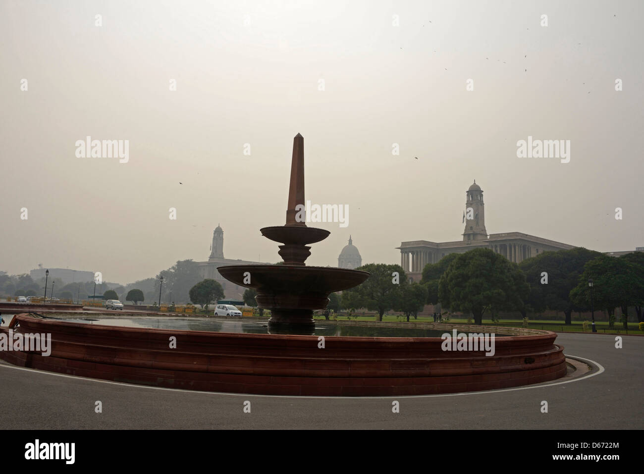 Smog hängt über dem roten Sandstein-Brunnen in der Vijay Chowk, Neu Delhi, Indien Stockfoto