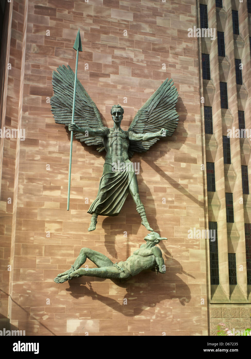 Coventry Cathedral of St Michael: riesige Bronzestatue des Erzengels Michael, die Unterwerfung des Teufels vom Bildhauer Jacob Epstein Stockfoto