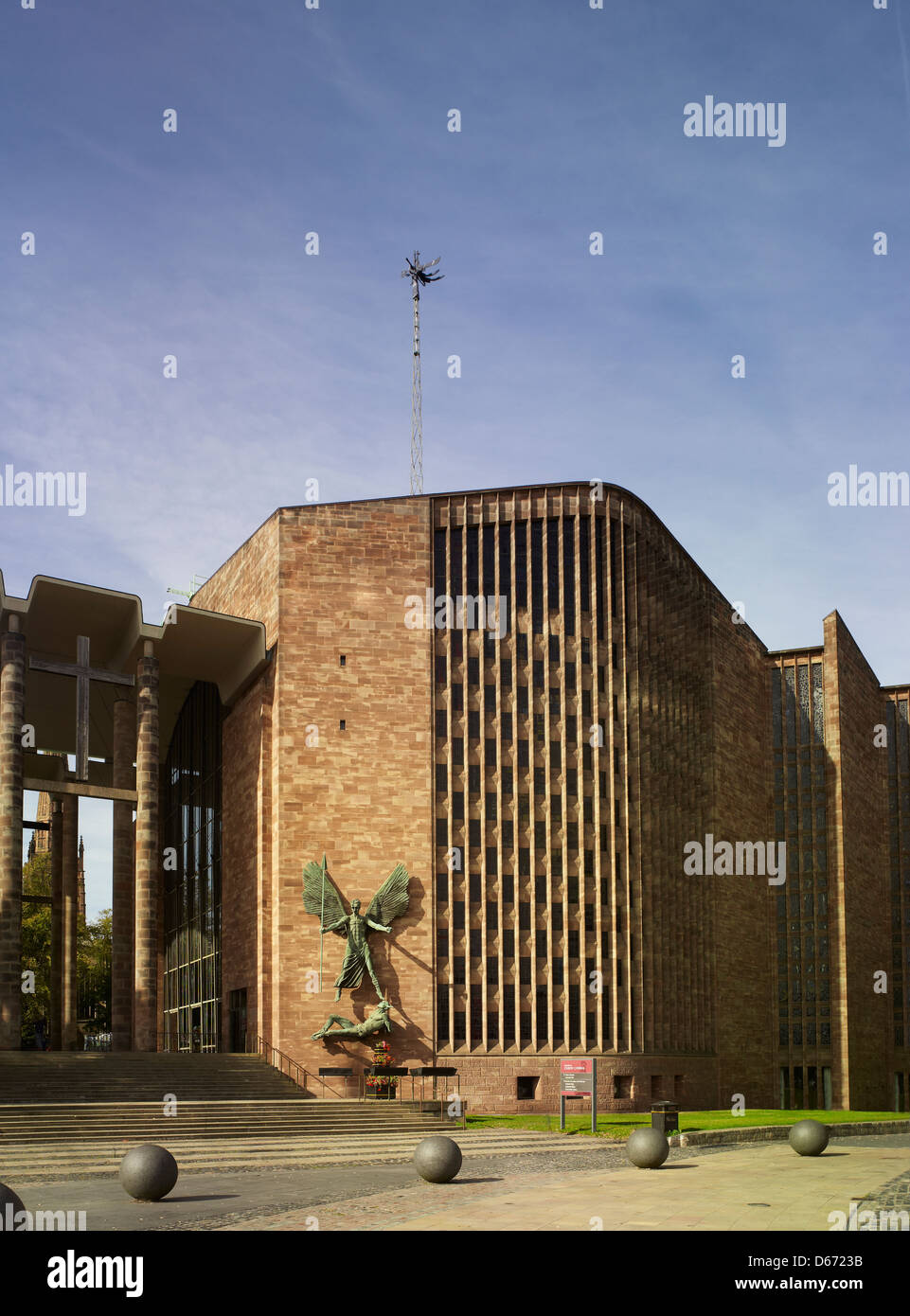 St. Michael Kathedrale Coventry England. Von Sir Basil Spence, 1962 absolvierte, bombardiert früher ersetzt Kathedrale Stockfoto