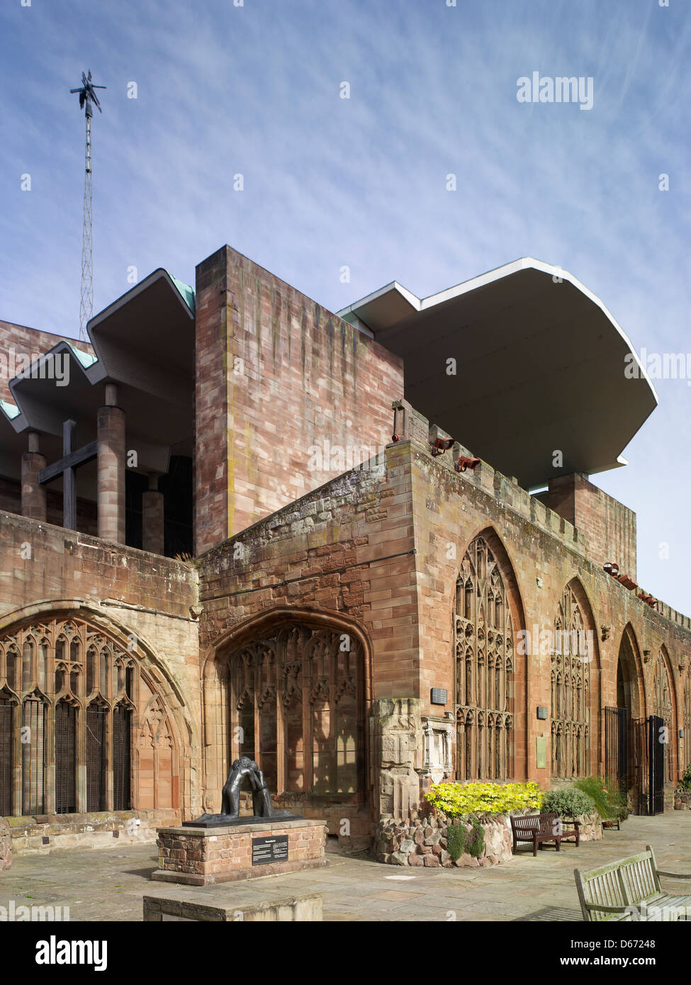 St. Michael Kathedrale, Coventry, England. Ruinen des mittelalterlichen Doms mit Dach 1962 Kathedrale von Sir Basil Spence Stockfoto