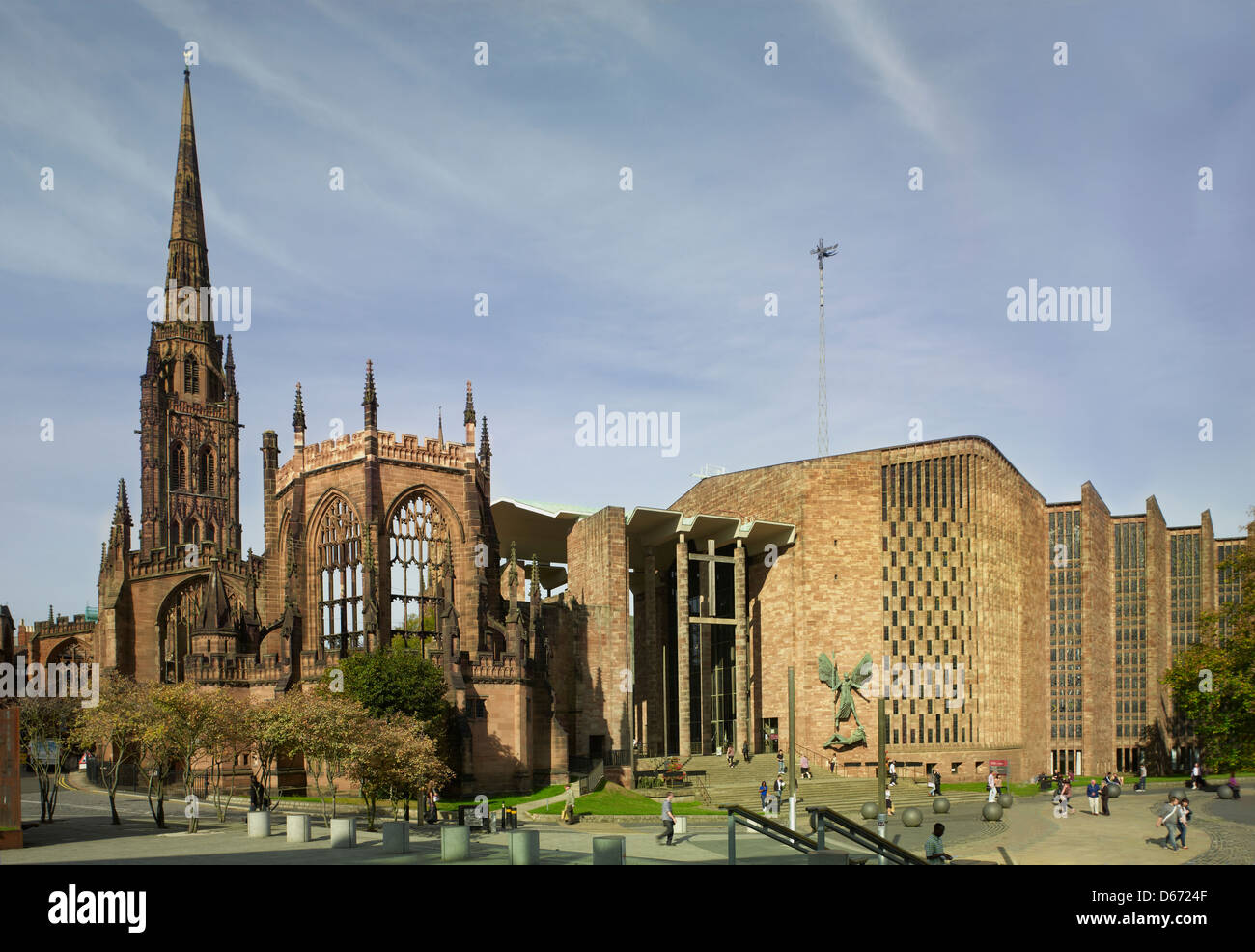 St Michael Kathedrale in Coventry, England neue Kathedrale von Sir Basil Spence, Abschluss 1962 neben bombardiert mittelalterliche Kathedrale Stockfoto