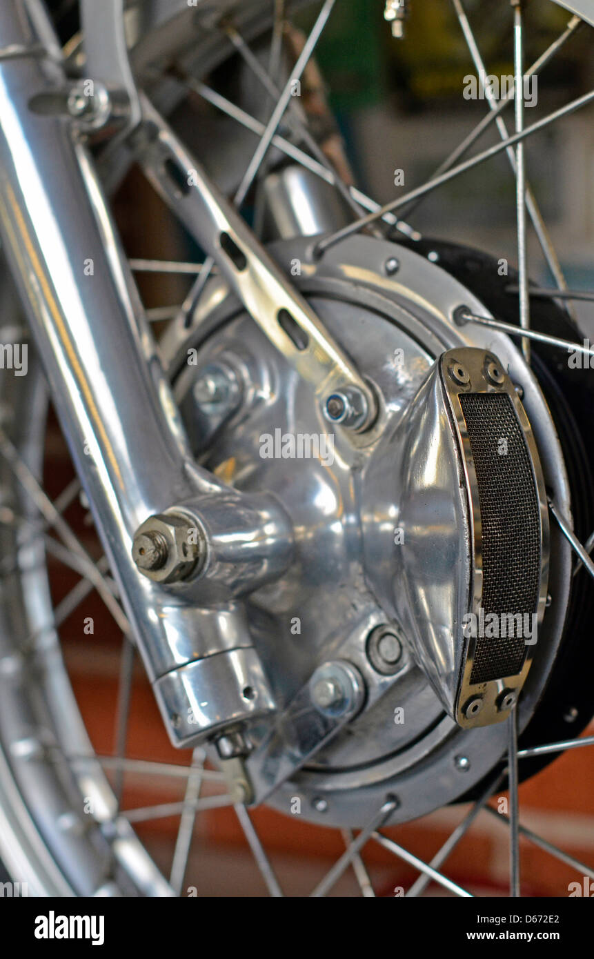 Closeup horizontale Foto von exponierten Auto Bremstrommel und Bremsen im  inneren Rad gut Stockfotografie - Alamy