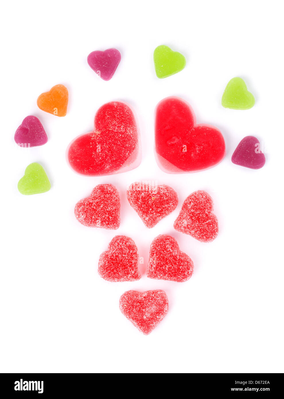 zähe bunte Bonbons in Herzform auf weißem Hintergrund Stockfoto